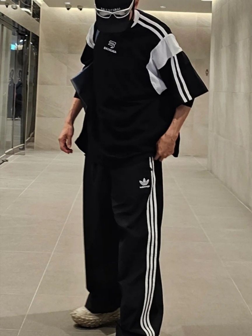 Balenciaga Sporty B Boxy Fit T-Shirt Black White 착용 스타일