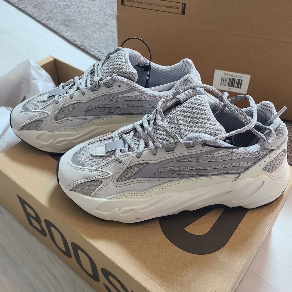 Adidas Yeezy Boost 700 V2 Static 2022 착용 스타일 - 1
