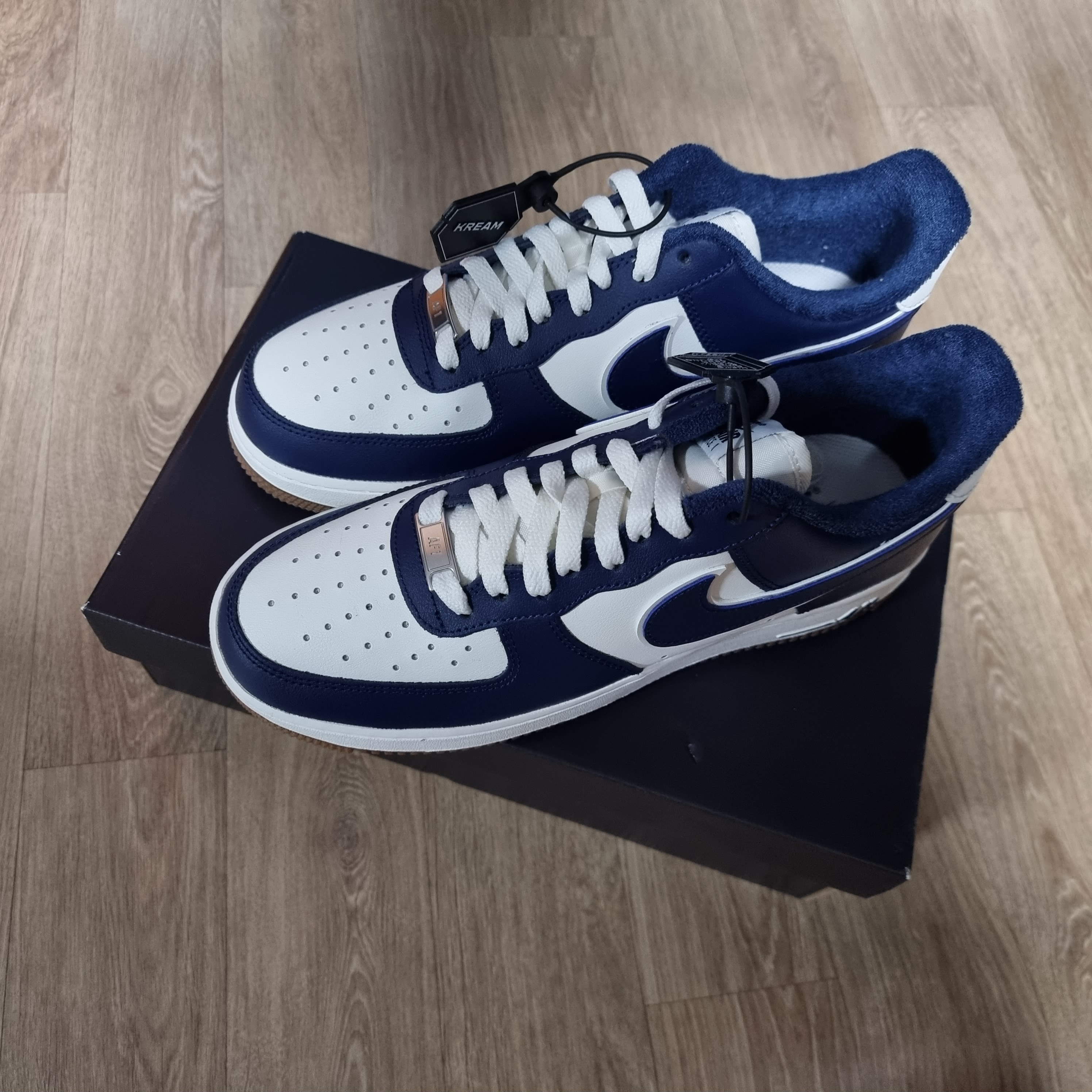 Nike Air Force 1 Low White Grey, Nike Air Force 1 '07 LV8 Midnight Navy 착용 스타일 - 2