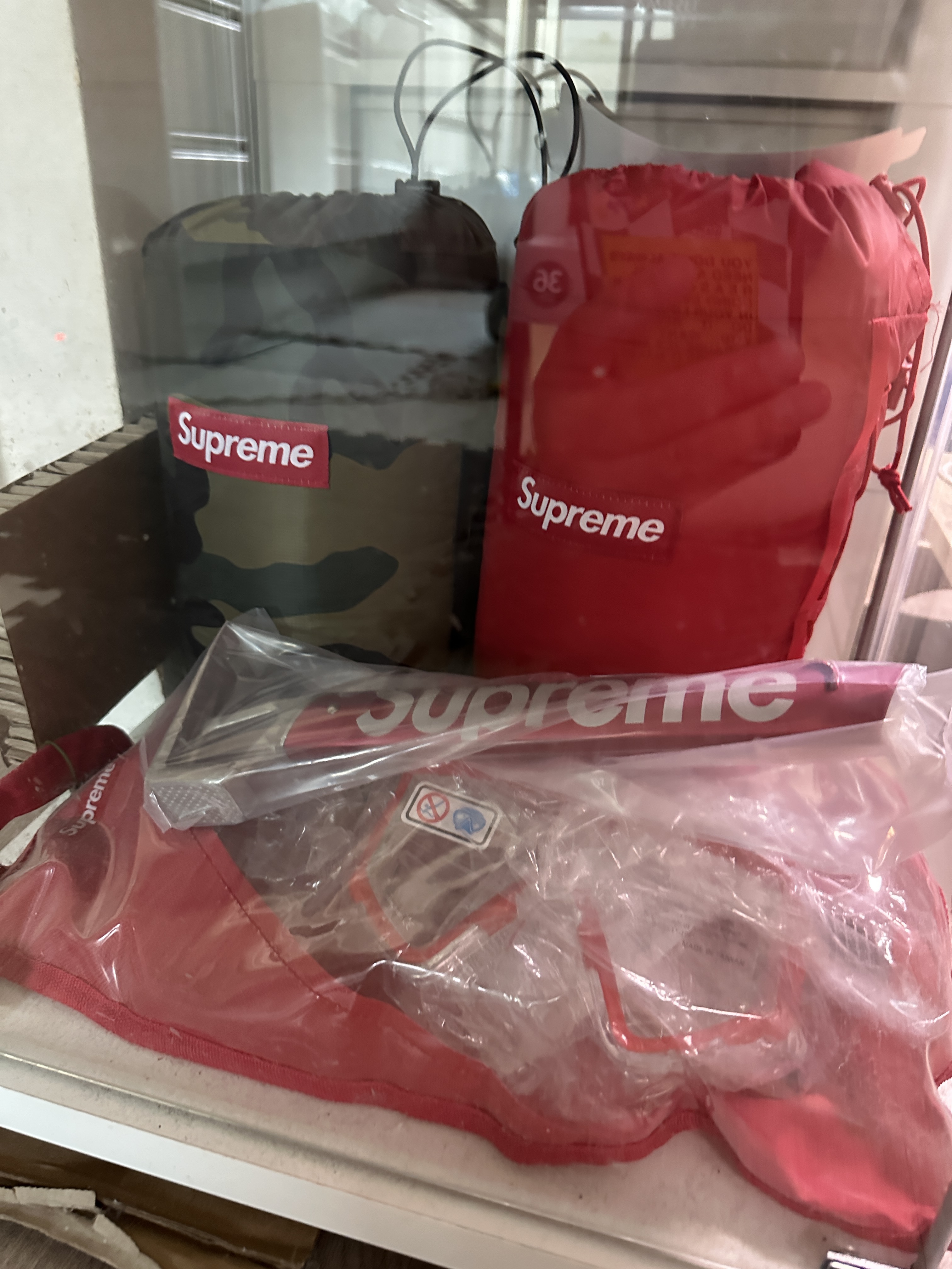 Supreme MSR Camp Hammer Red - 23SS, Supreme x Sea to Summit Self Inflating Sleeping Mat Red - 21SS 착용 스타일