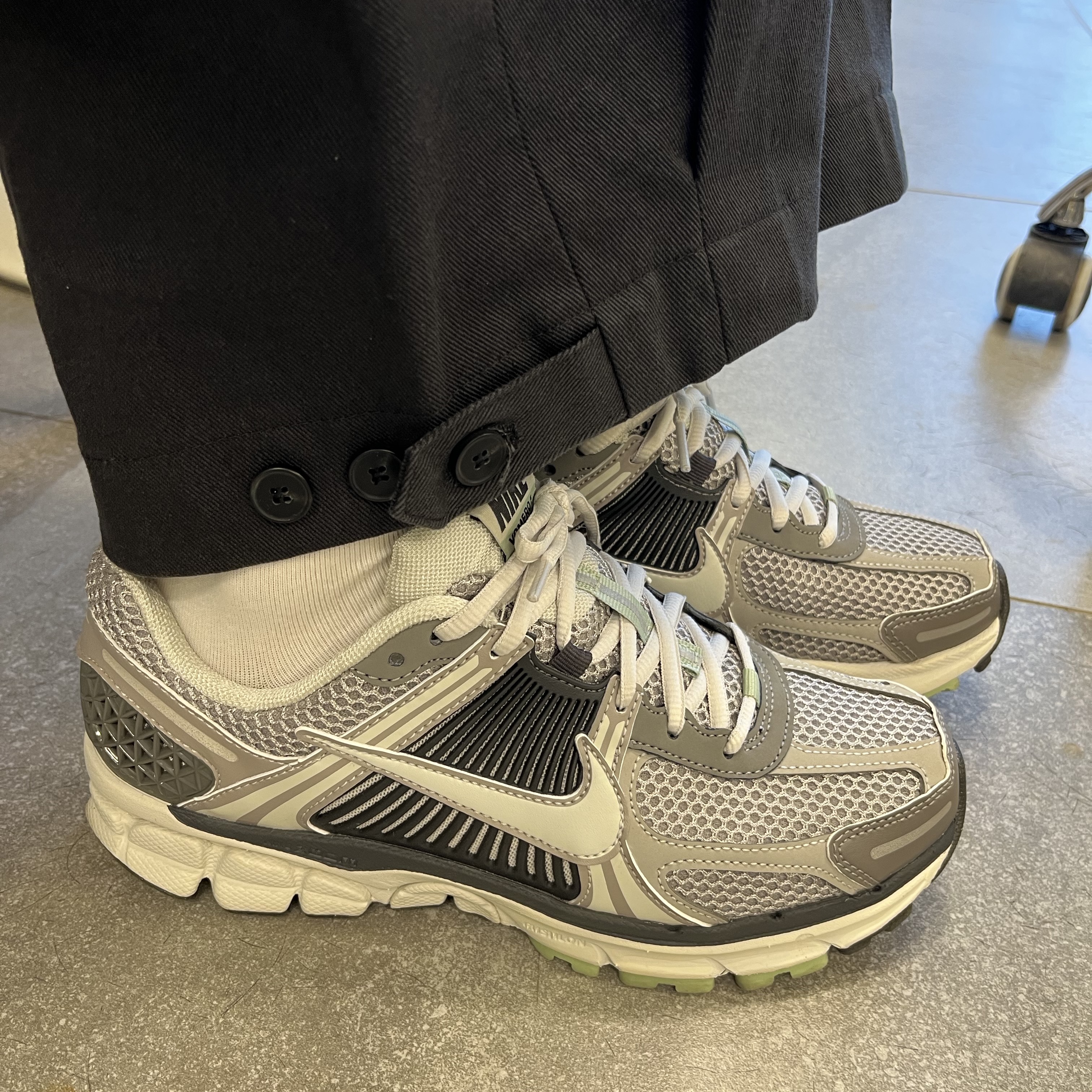 (W) Nike Zoom Vomero 5 Cobblestone and Flat Pewter 착용 스타일 - 1