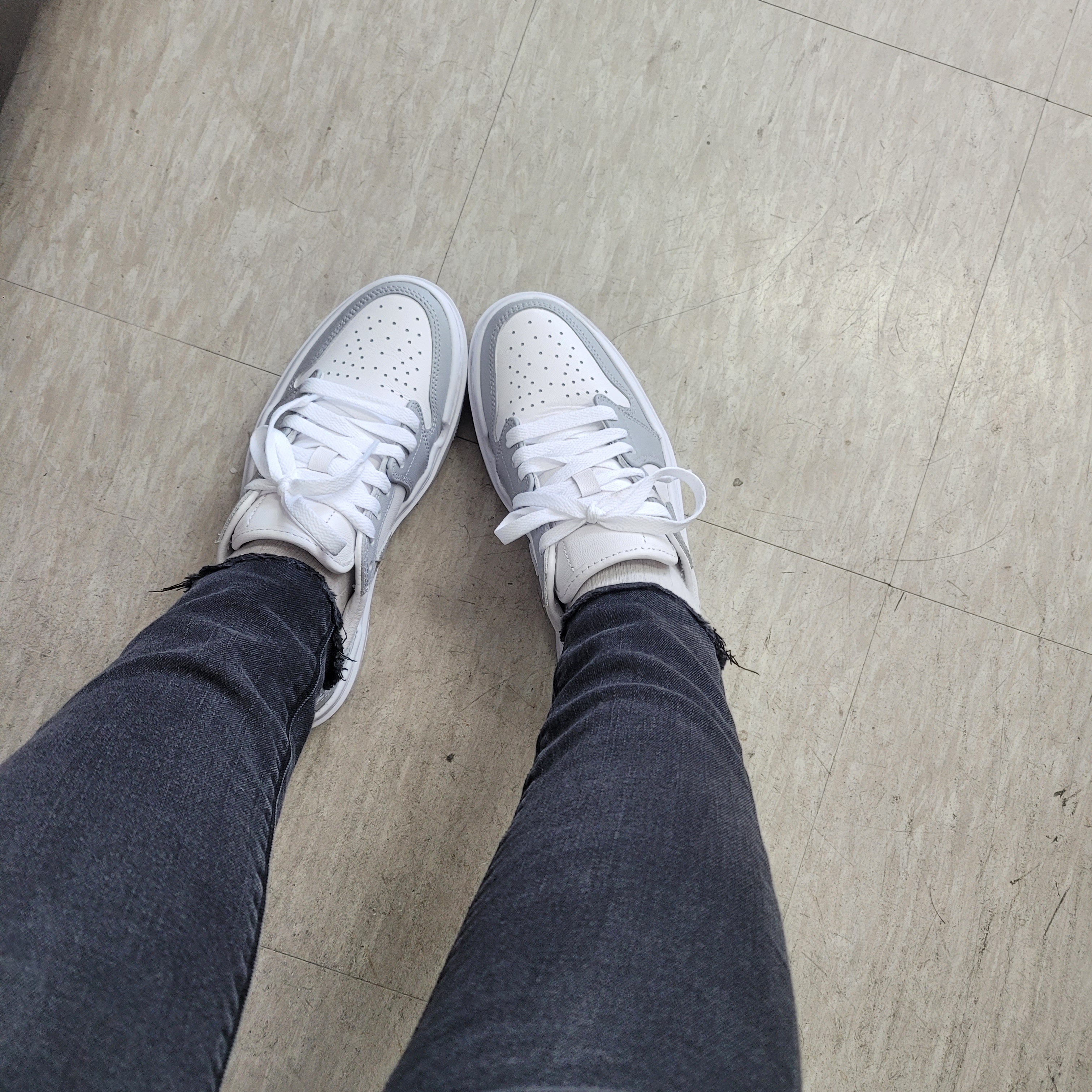 (W) Jordan 1 Elevate Low White and Wolf Grey 착용 스타일 - 2