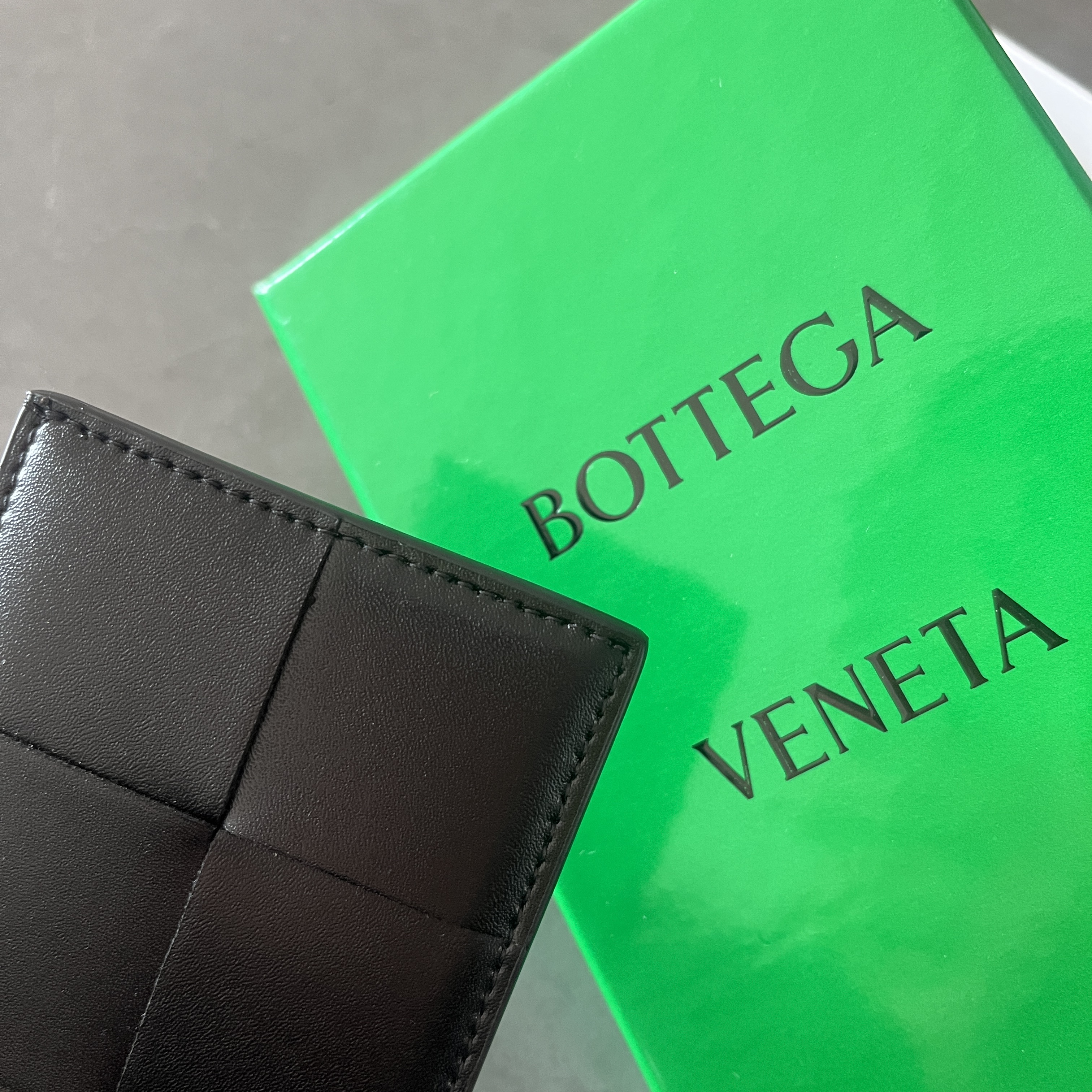 Bottega Veneta Credit Card Case Calfskin Black 착용 스타일