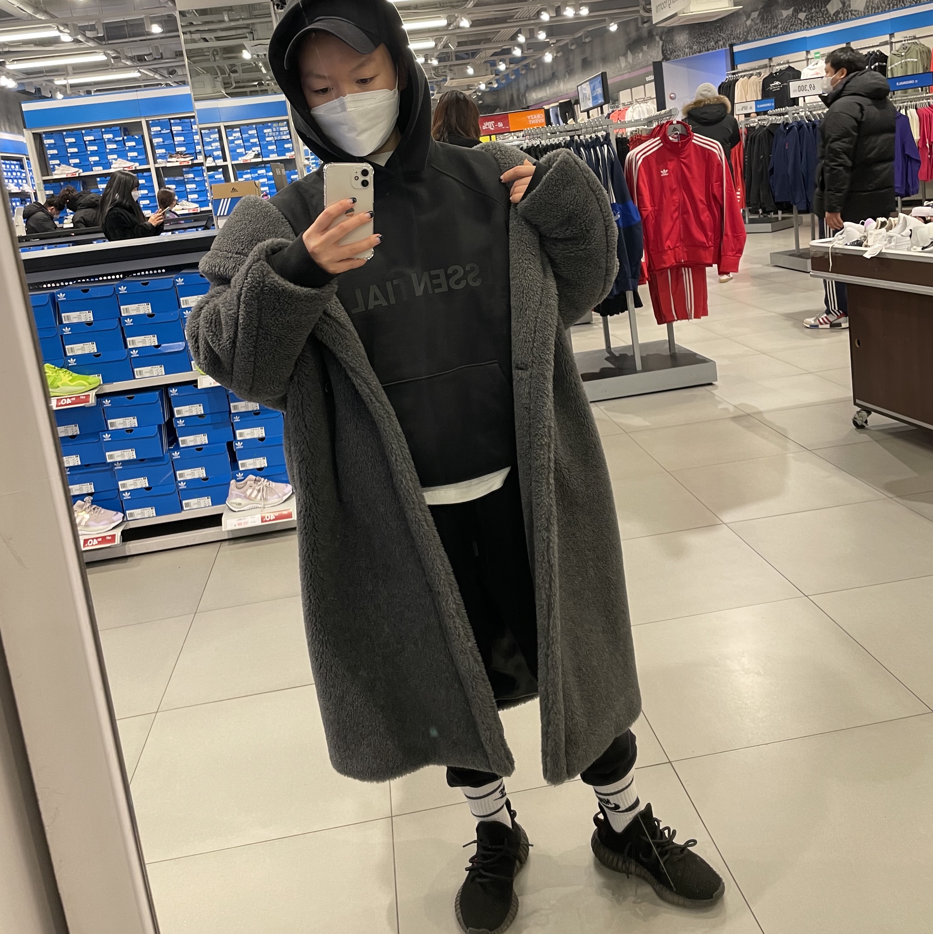 Adidas Yeezy Boost 350 V2 Black Red 2020, Essentials 3D Silicon Applique Pullover Hoodie Dark Slate/Black 2020 착용 스타일