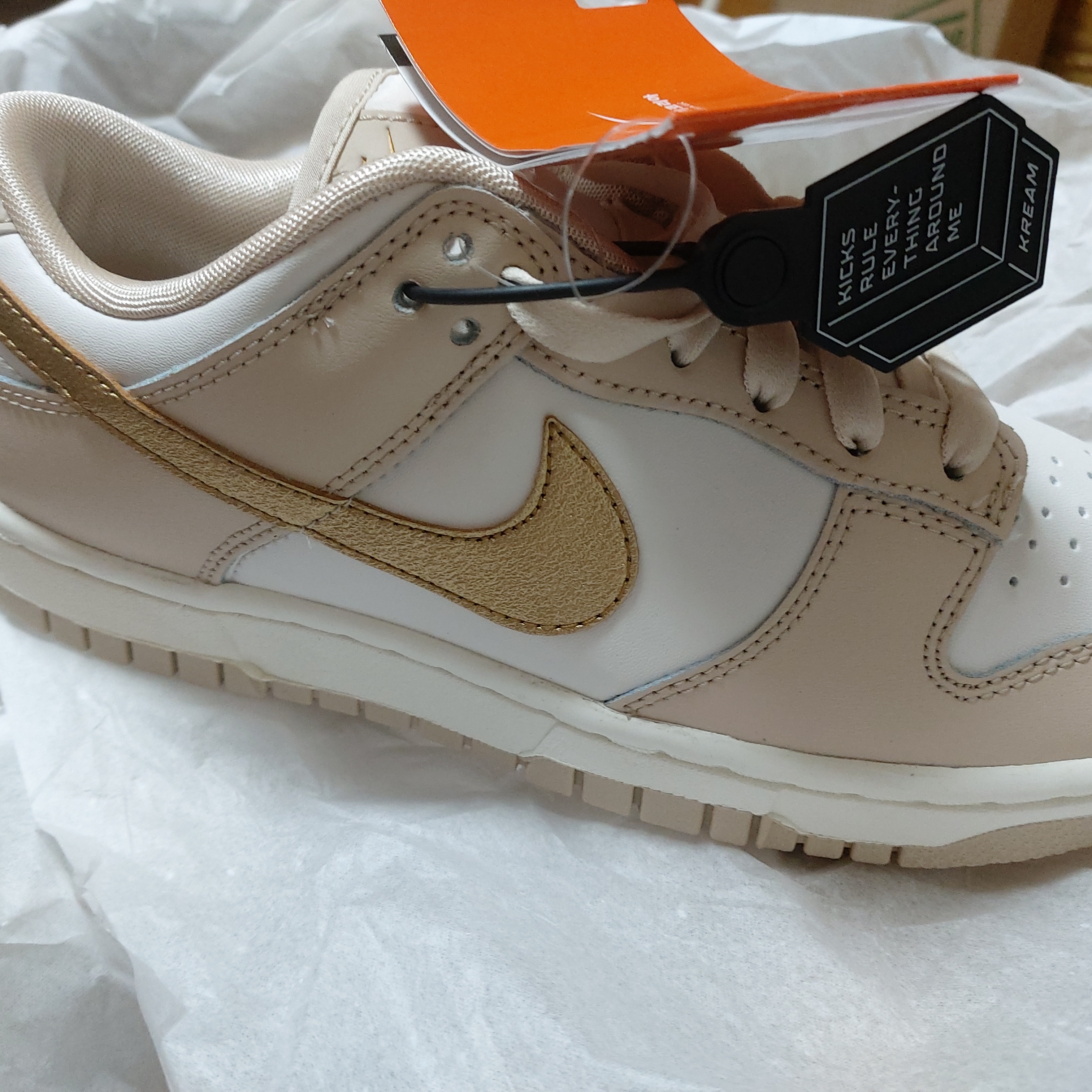 (W) Nike Dunk Low Sanddrift Metallic Gold 착용 스타일 - 2