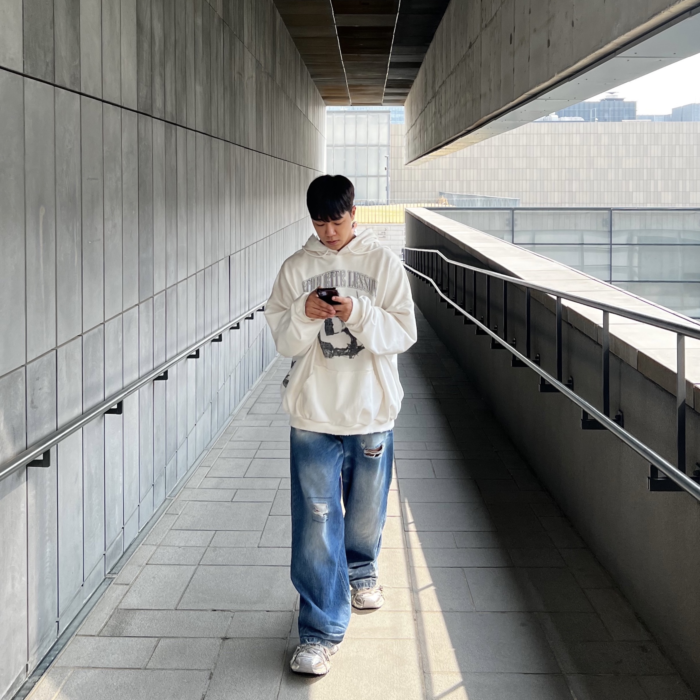Balenciaga 3XL Sneakers Light Beige, Project G/R x Atmos Etiquette Lesson Vintage Washed Hoodie White 착용 스타일 - 2