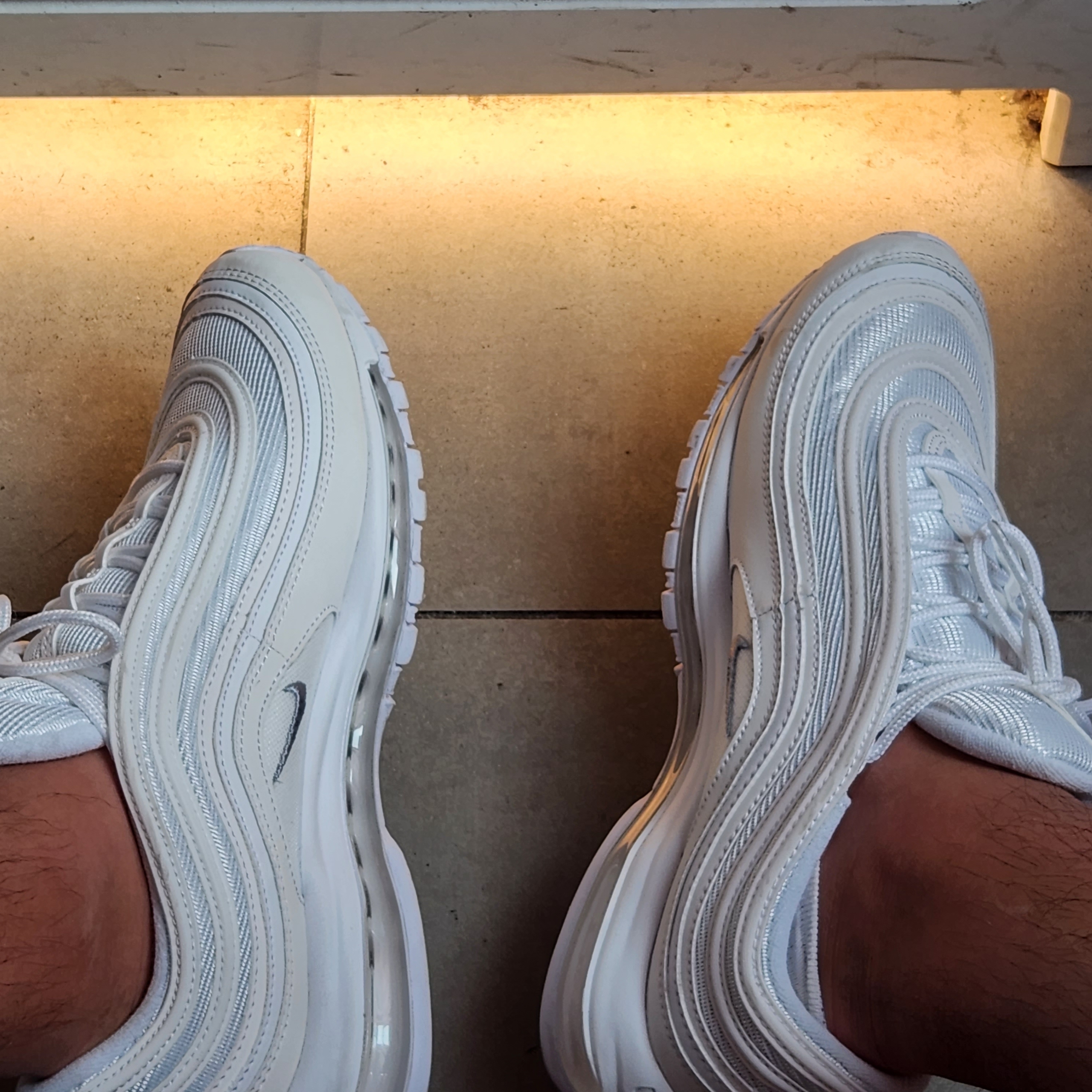 Nike Air Max 97 Triple White Wolf Grey 착용 스타일