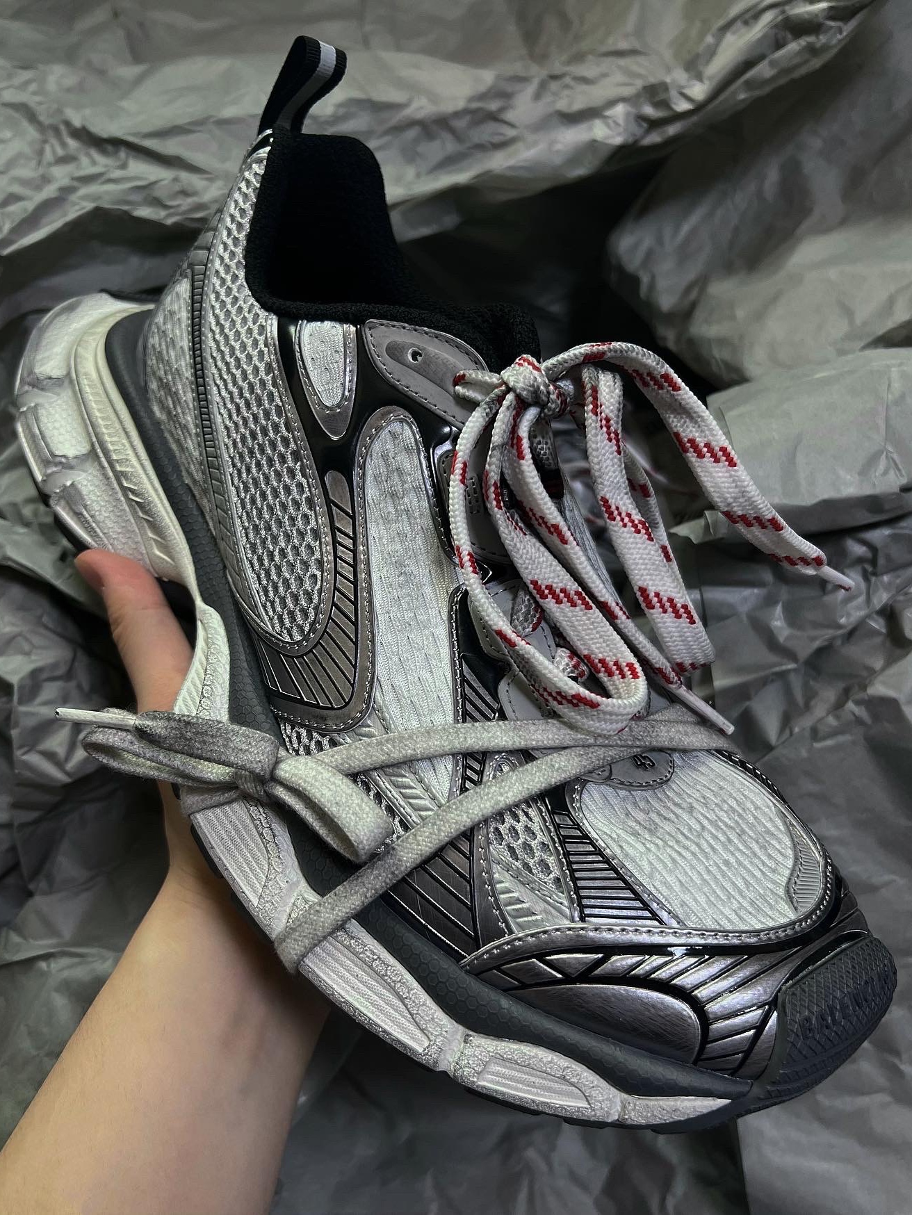 Balenciaga 3XL Sneakers Grey White Red 착용 스타일 - 1