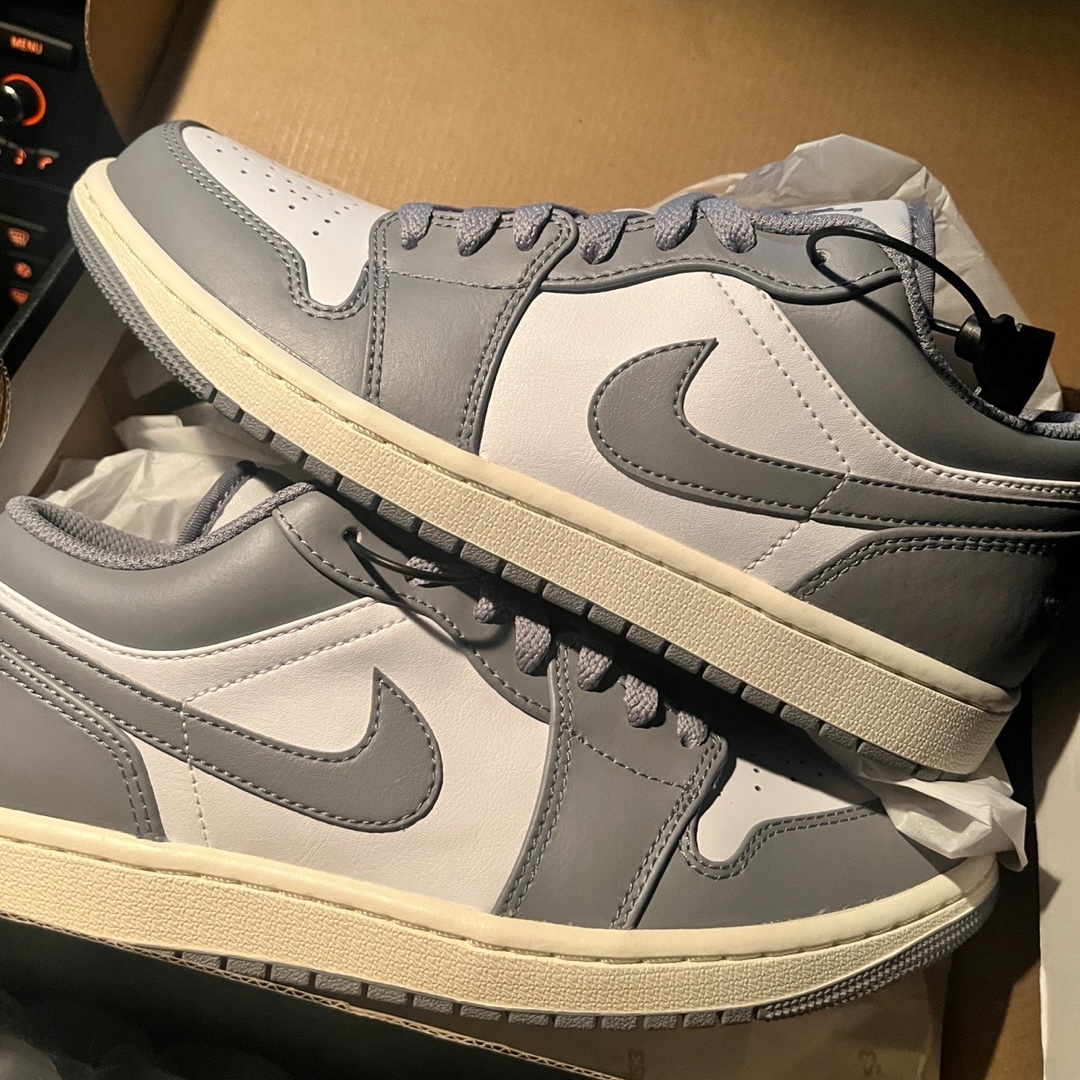 Jordan 1 Low Stealth and White 착용 스타일