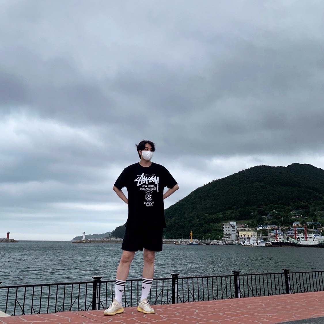 Stussy World Tour T-Shirt Black, Adidas Yeezy Boost 350 V2 Natural 착용 스타일