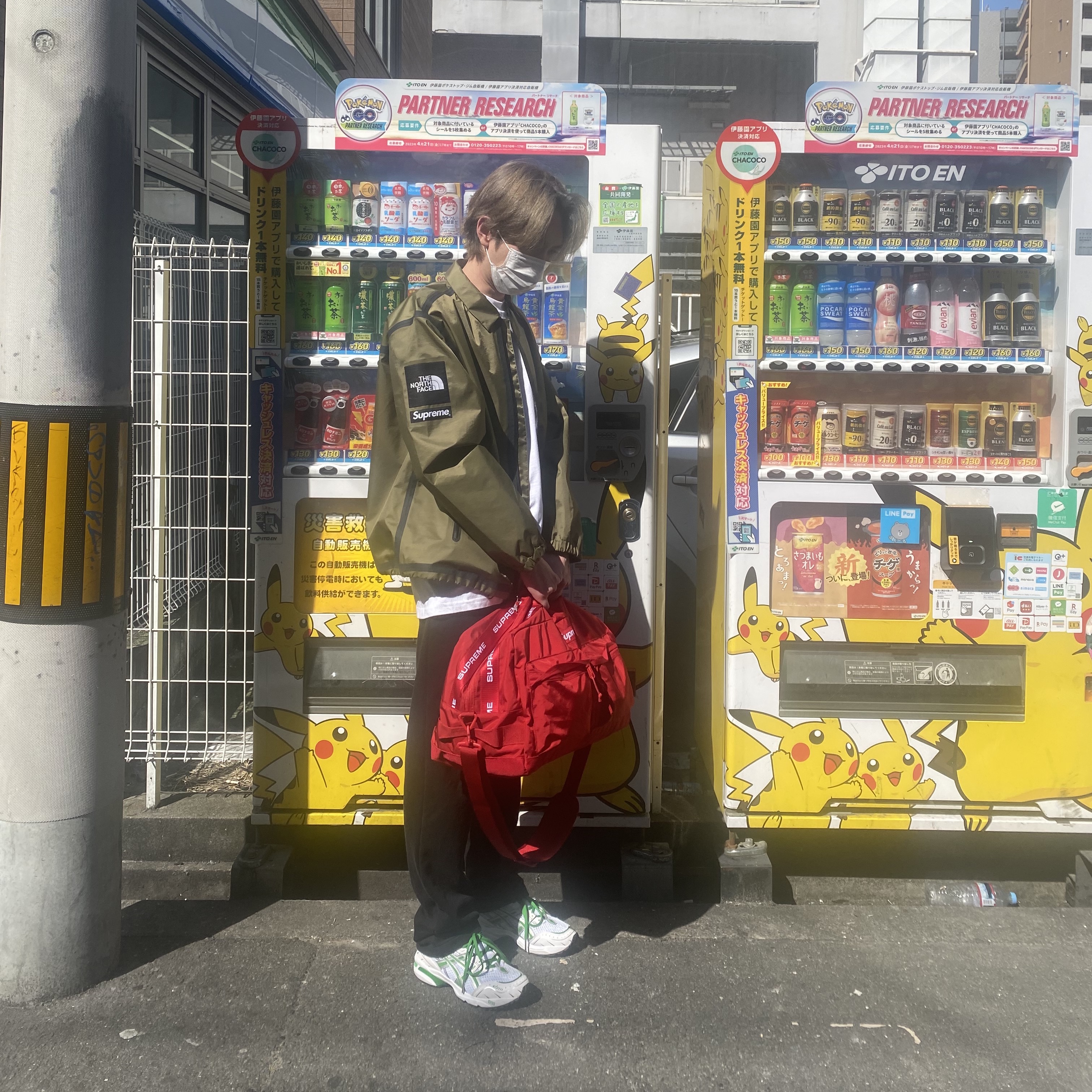 Supreme x The North Face Summit Series Outer Tape Seam Coaches Jacket Olive - 21SS, Supreme Duffle Bag Red - 22FW 착용 스타일 - 1