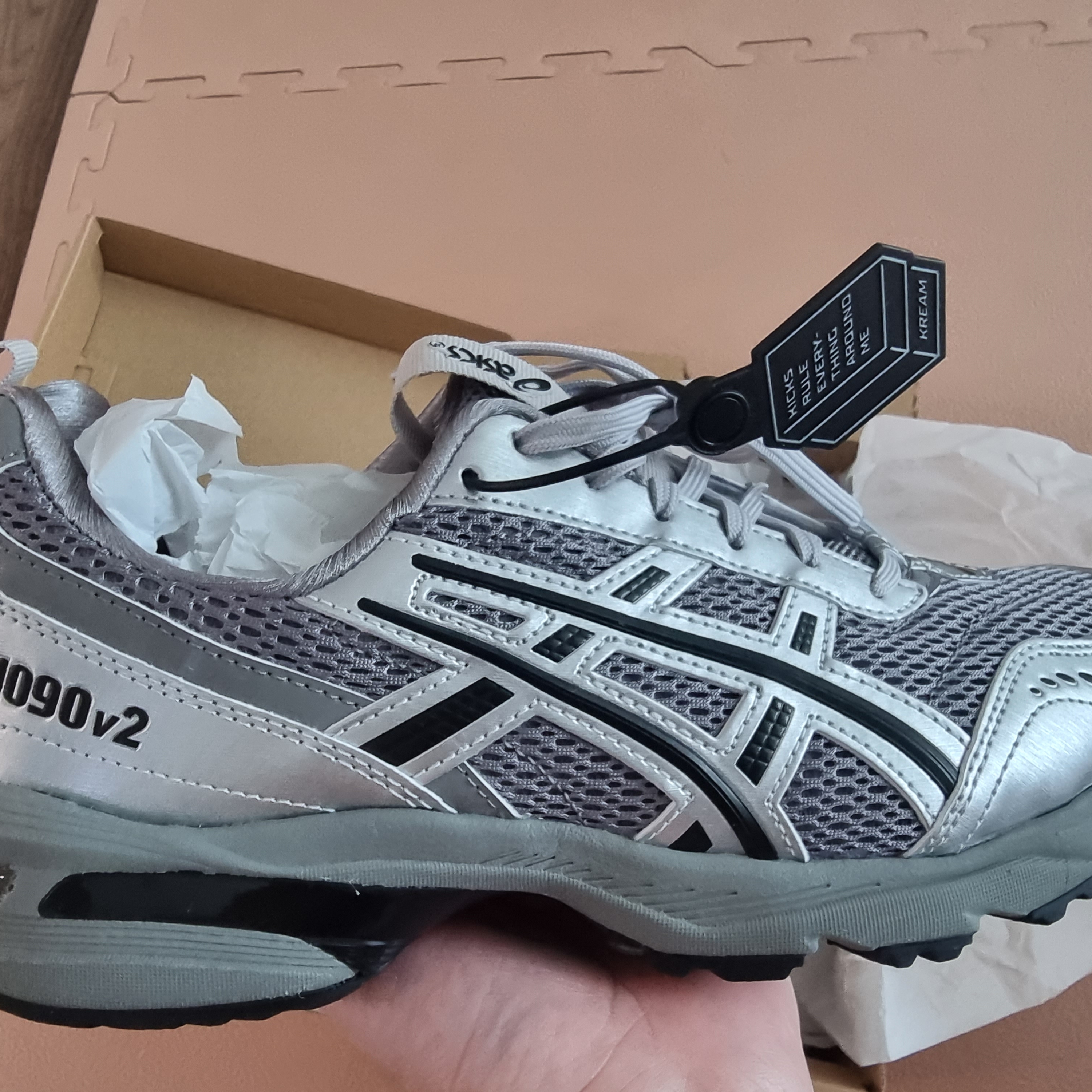 Asics x Freja Wewer Gel-1090 V2 Clay Grey Pure Silver 착용 스타일 - 2