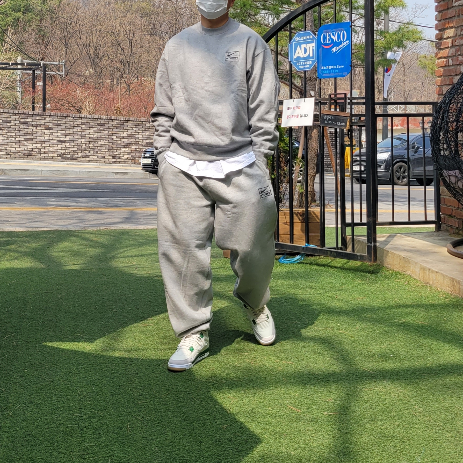 Jordan 4 x Nike SB Retro SP Pine Green, Nike x Stussy NRG Fleece Crewneck Dark Grey Heather (DO9337-063) 착용 스타일 - 1