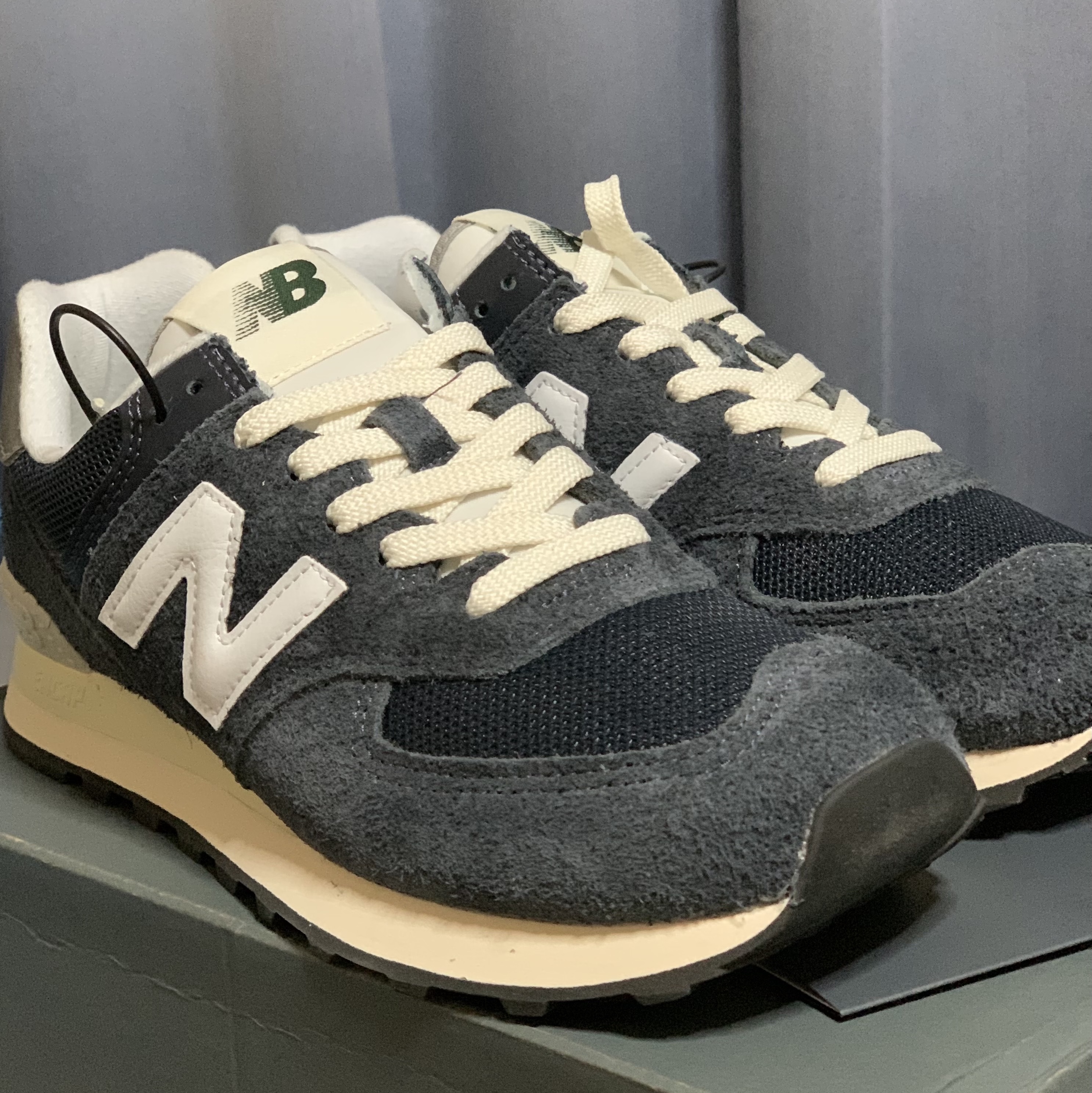 New Balance 574 Heritage Navy 착용 스타일