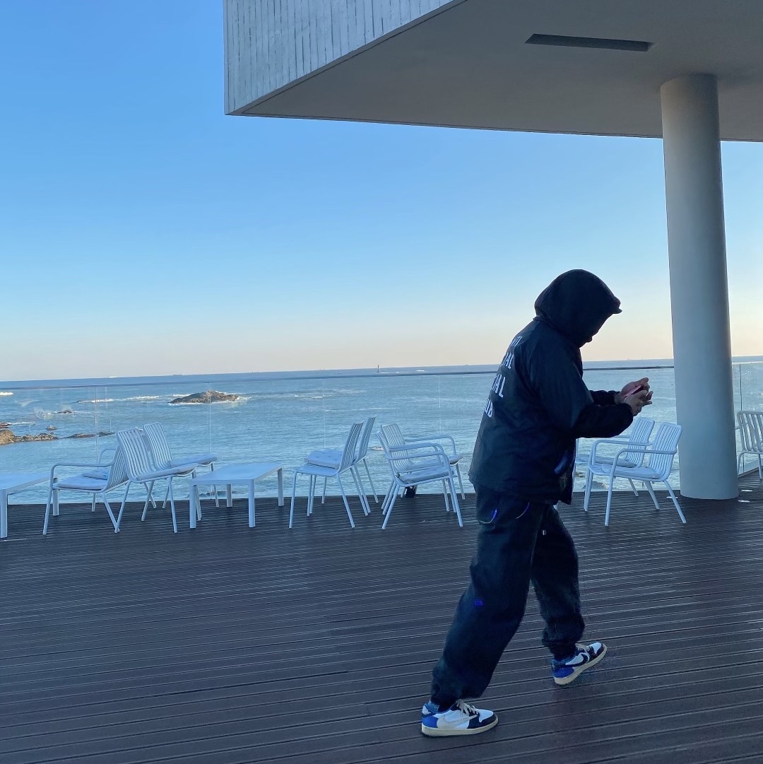 Jordan 1 x Travis Scott x Fragment Retro Low OG SP Military Blue, Zara x Ader Error Contrast Hooded Sweatshirt Black 착용 스타일