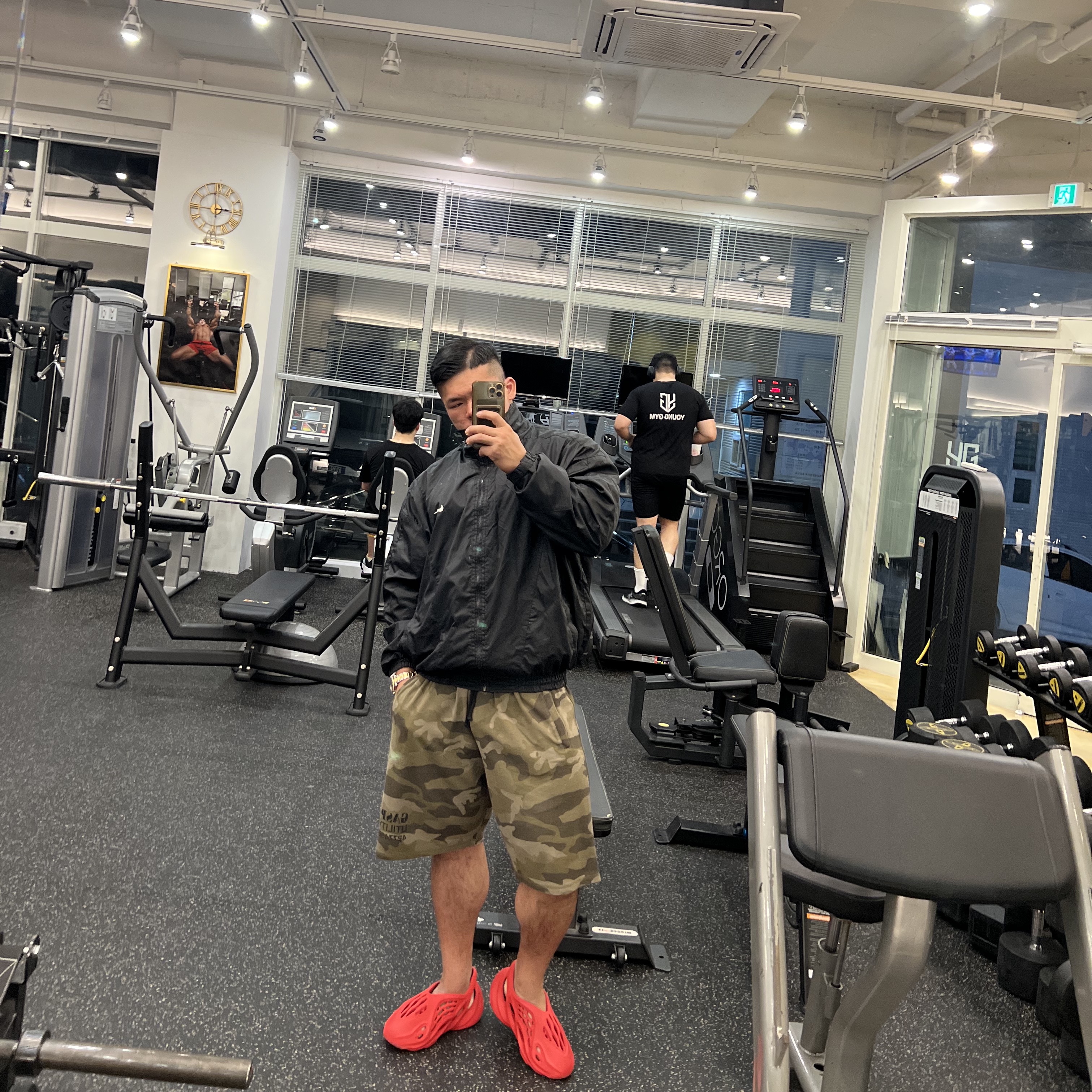 Adidas Yeezy Foam RNNR Vermilion 착용 스타일