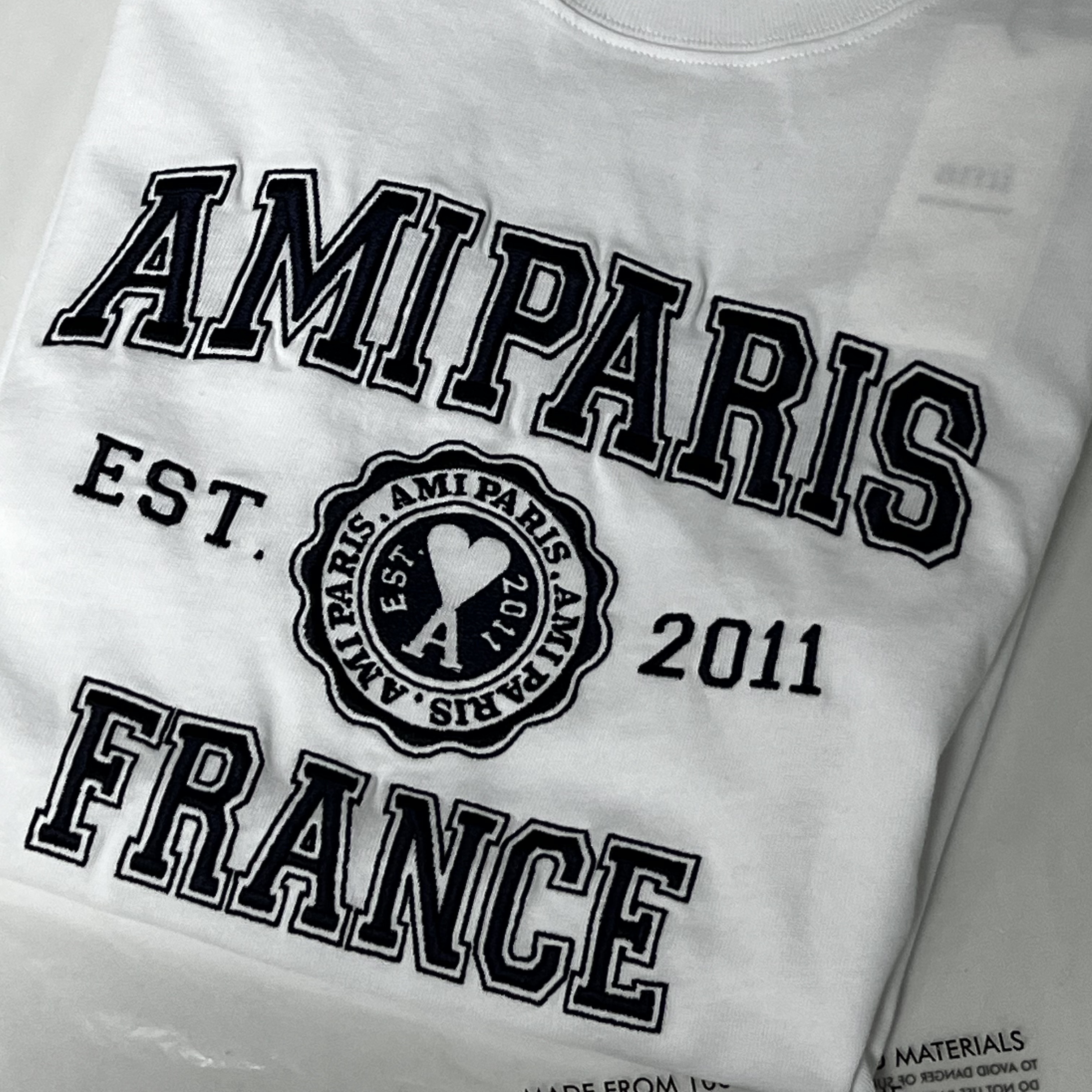 AMI Paris France T-Shirt White 착용 스타일 - 1
