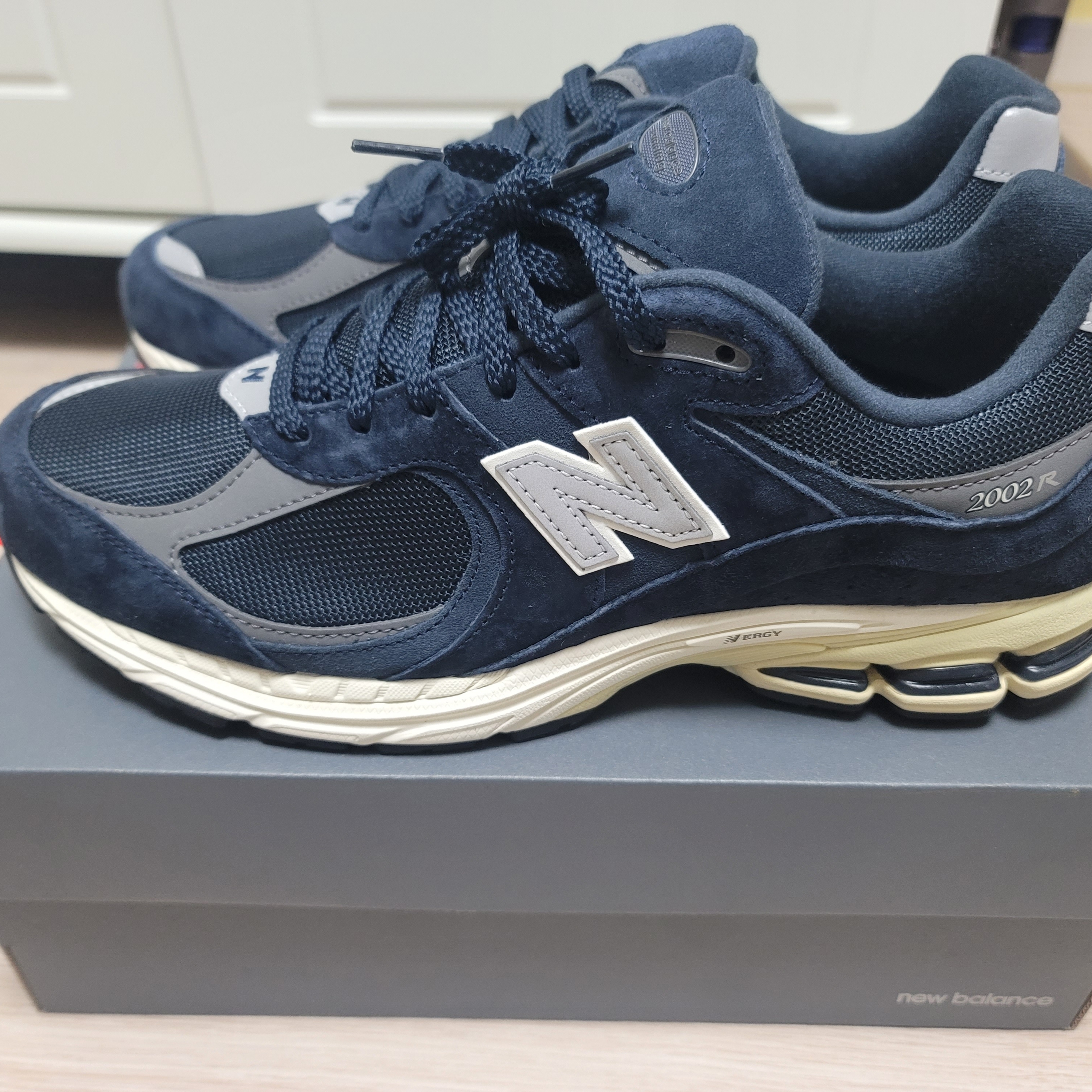 New Balance 2002R Eclipse Castlerock 착용 스타일 - 1