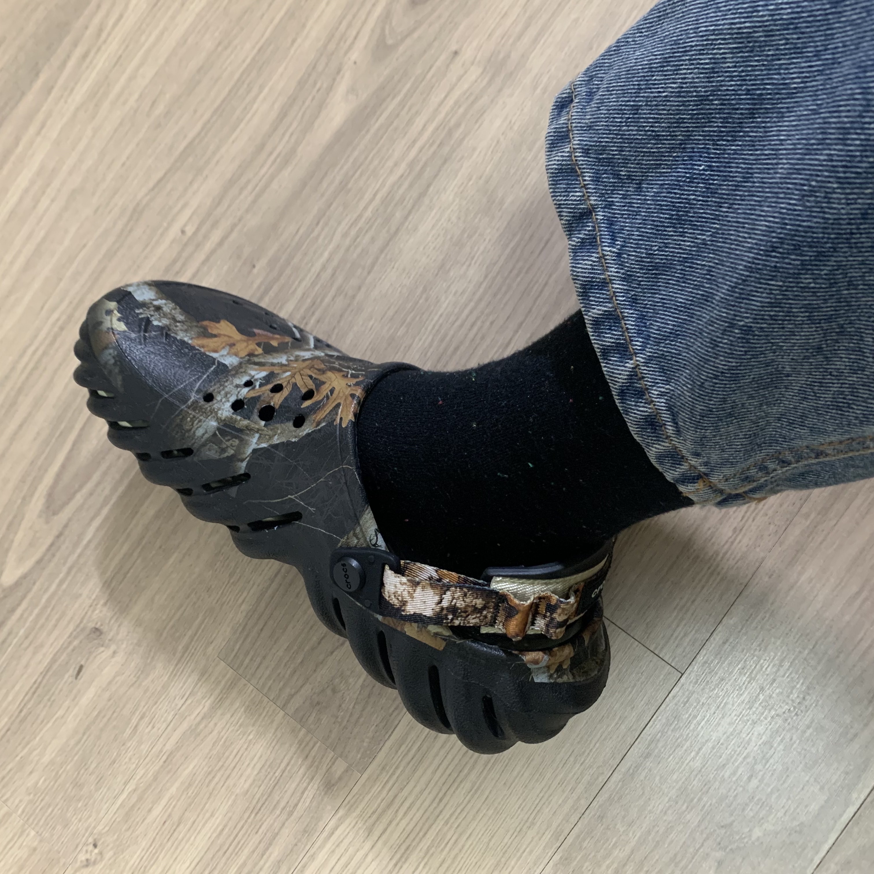 Crocs Echo Clog Real Tree Black 착용 스타일 - 1