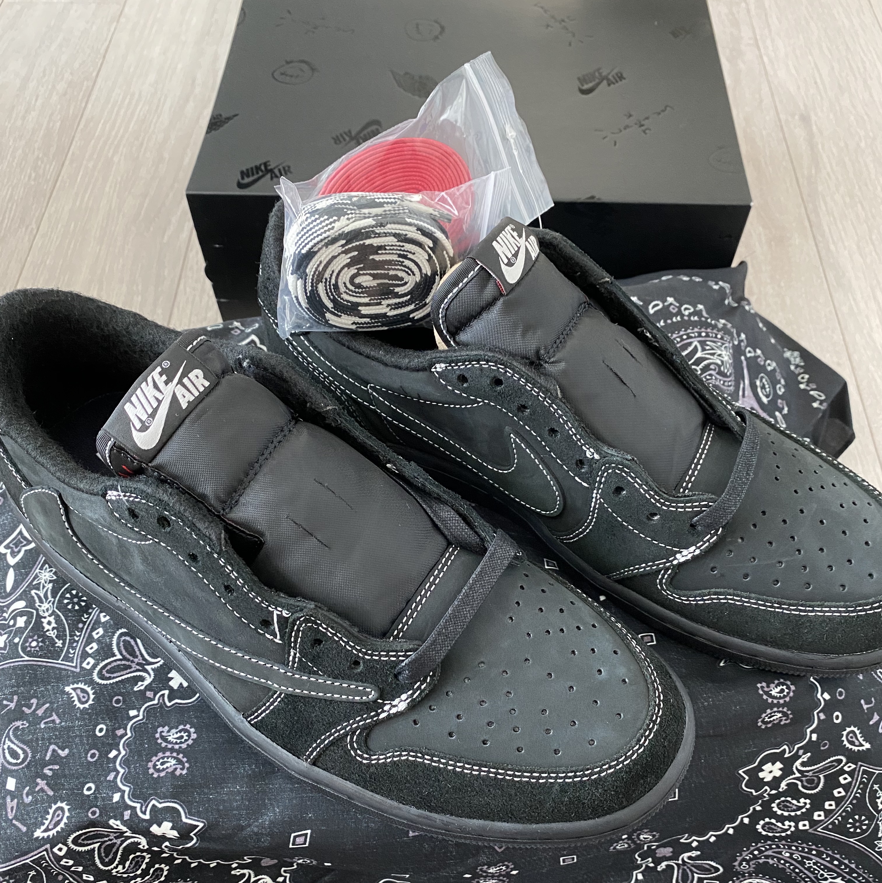 Jordan 1 x Travis Scott Retro Low OG SP Black Phantom 착용 스타일 - 4