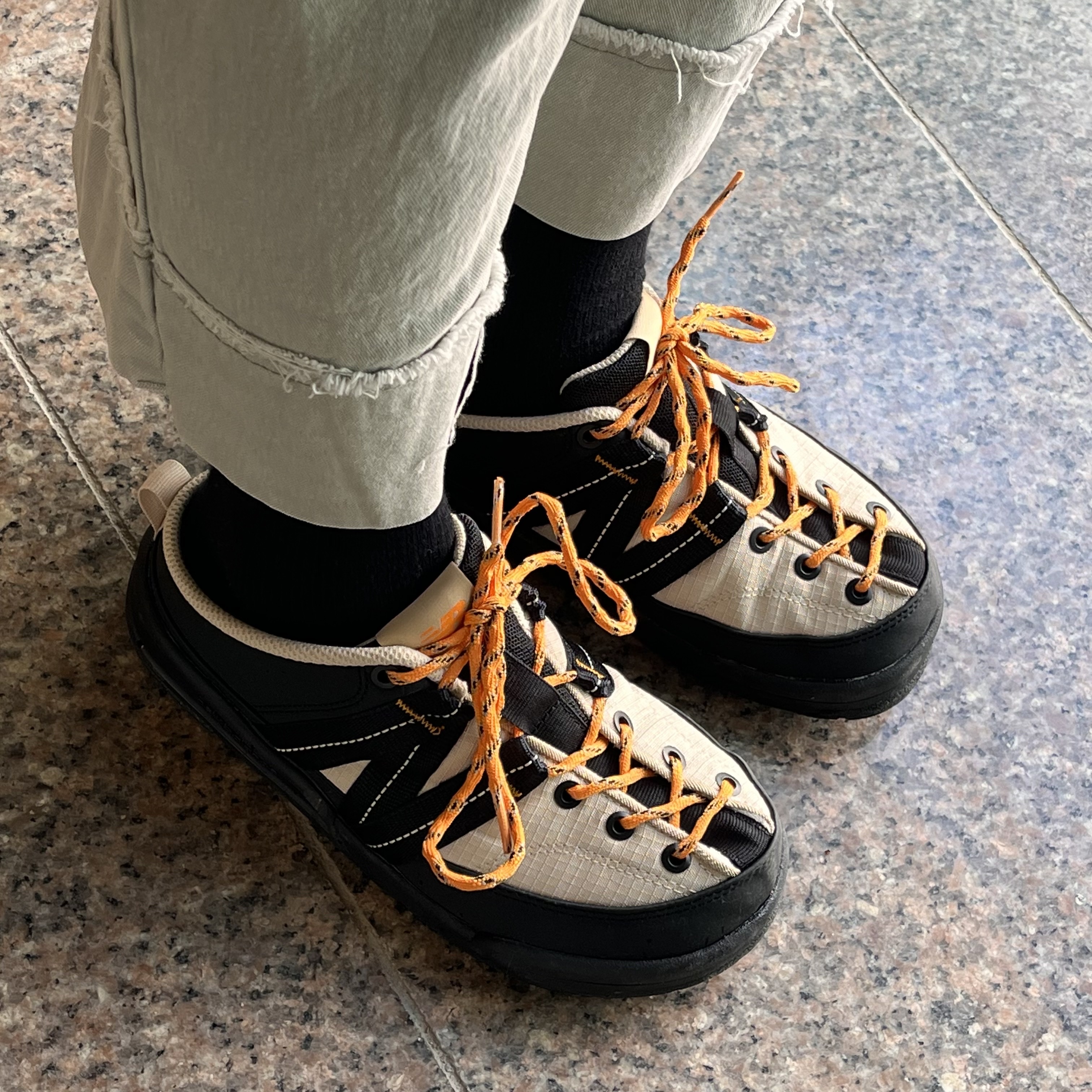 New Balance CRV Mule V2 Yellow 착용 스타일 - 1