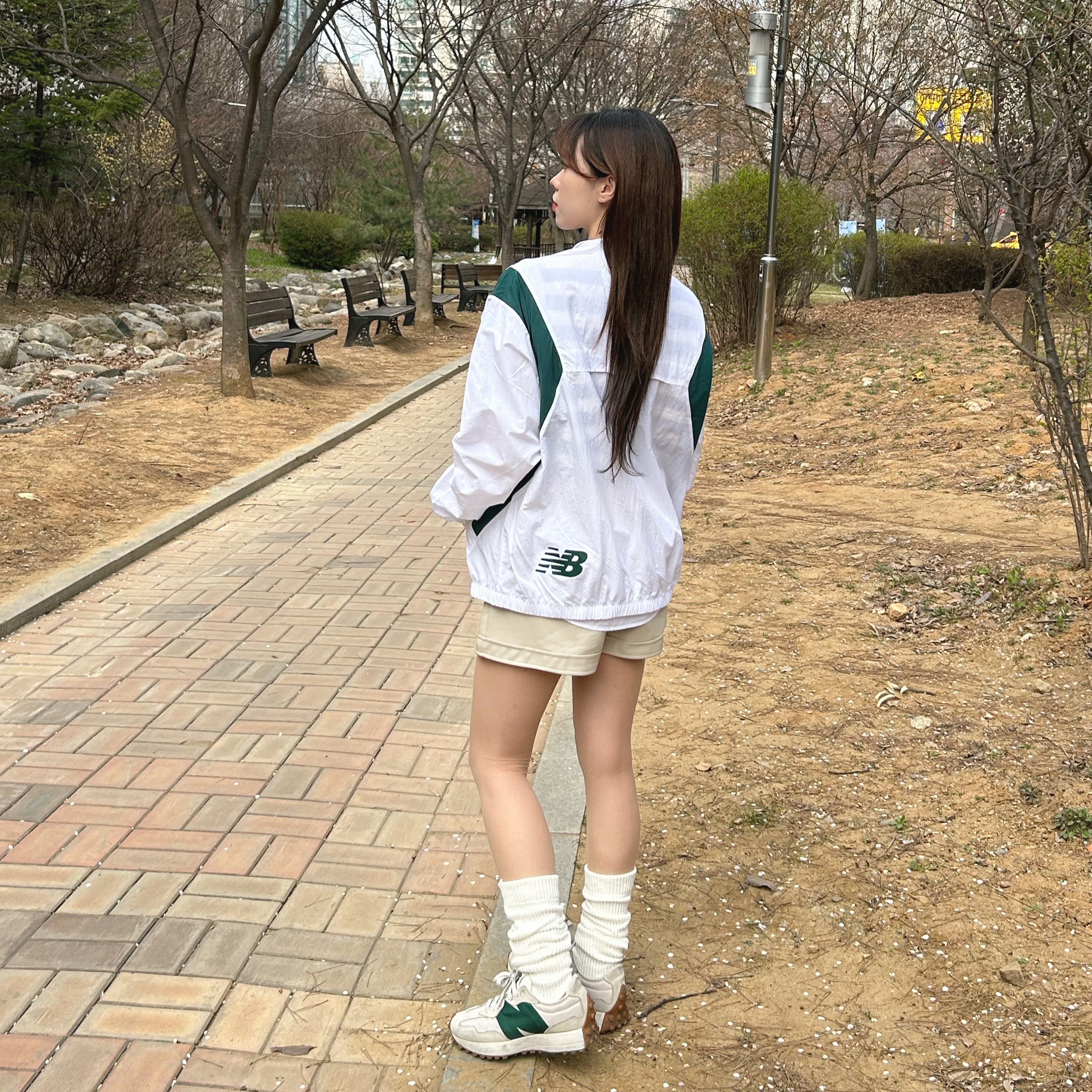 New Balance 327 Timberwolf 착용 스타일 - 3