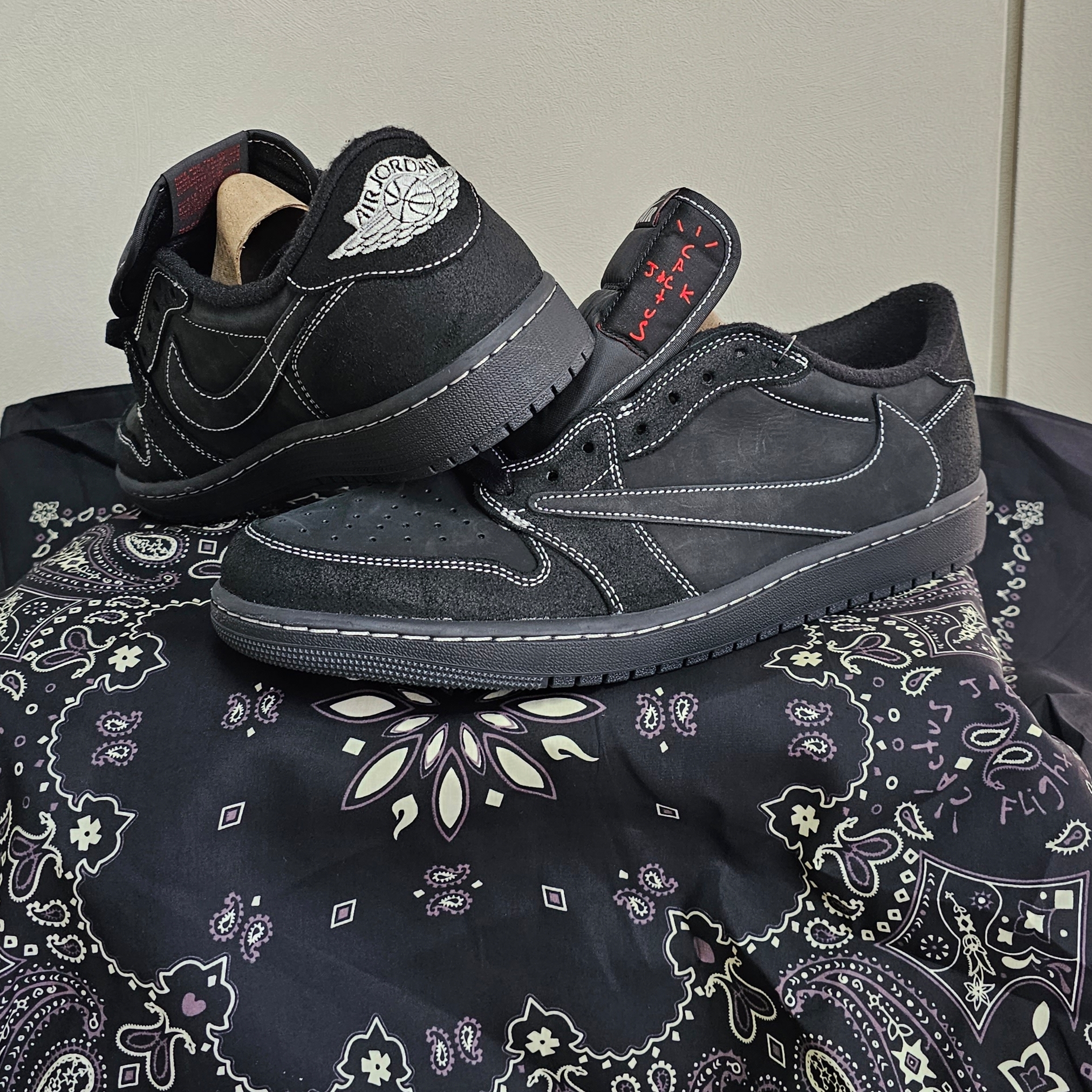 Jordan 1 x Travis Scott Retro Low OG SP Black Phantom 착용 스타일