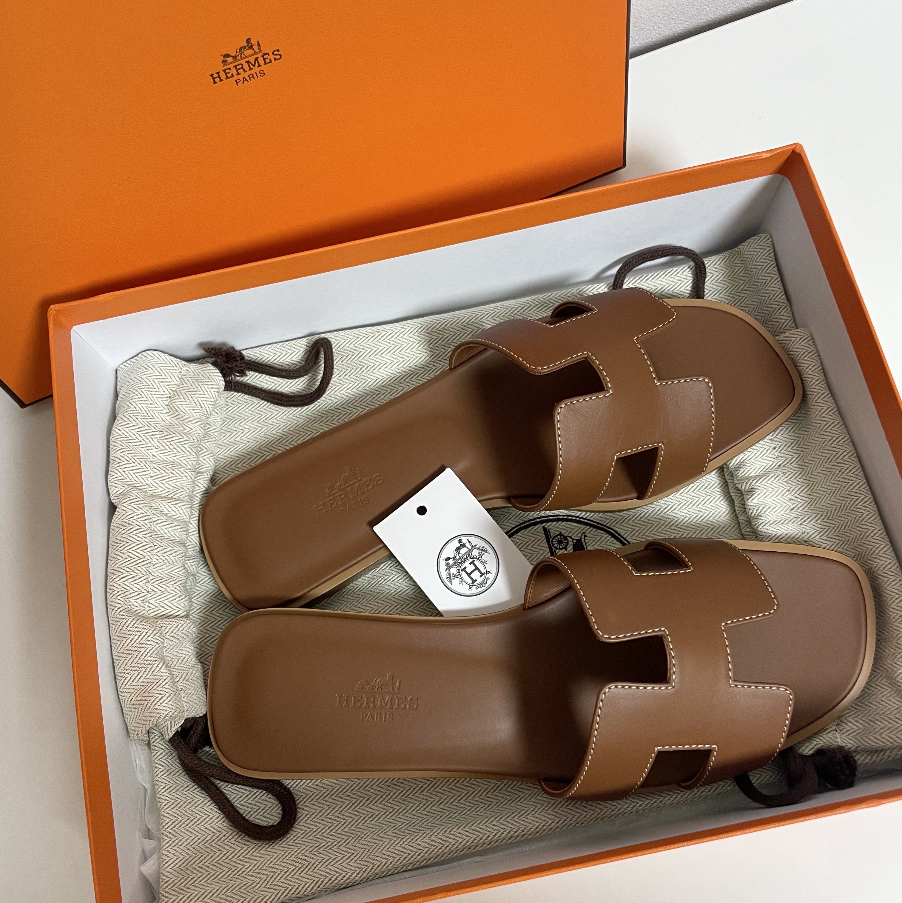 (W) Hermes Oran Sandal Calfskin & Gold Piqures Ecrues 착용 스타일