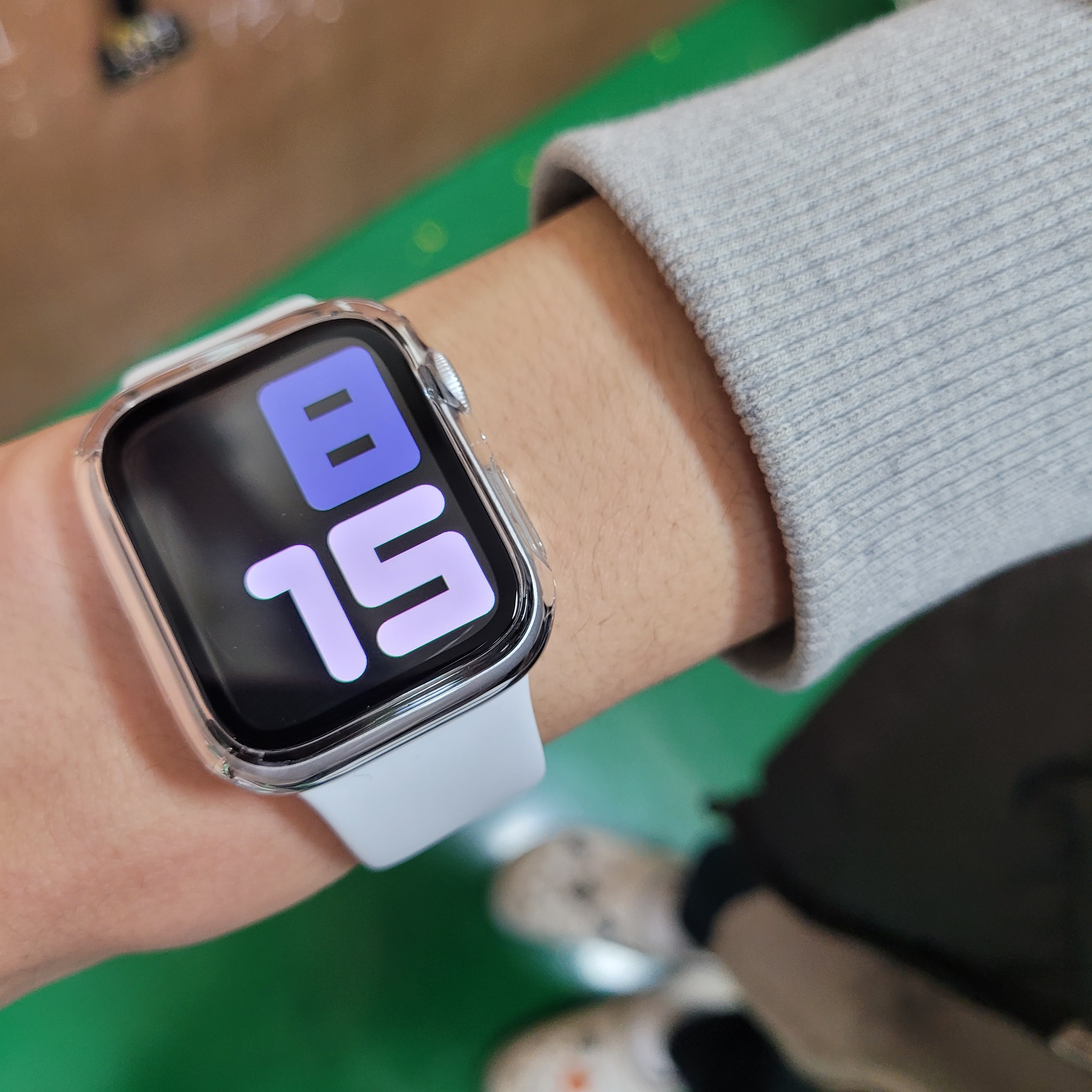 Apple Watch SE 40mm GPS Silver Aluminum Case with Sport Band White (Korean Ver.) 착용 스타일