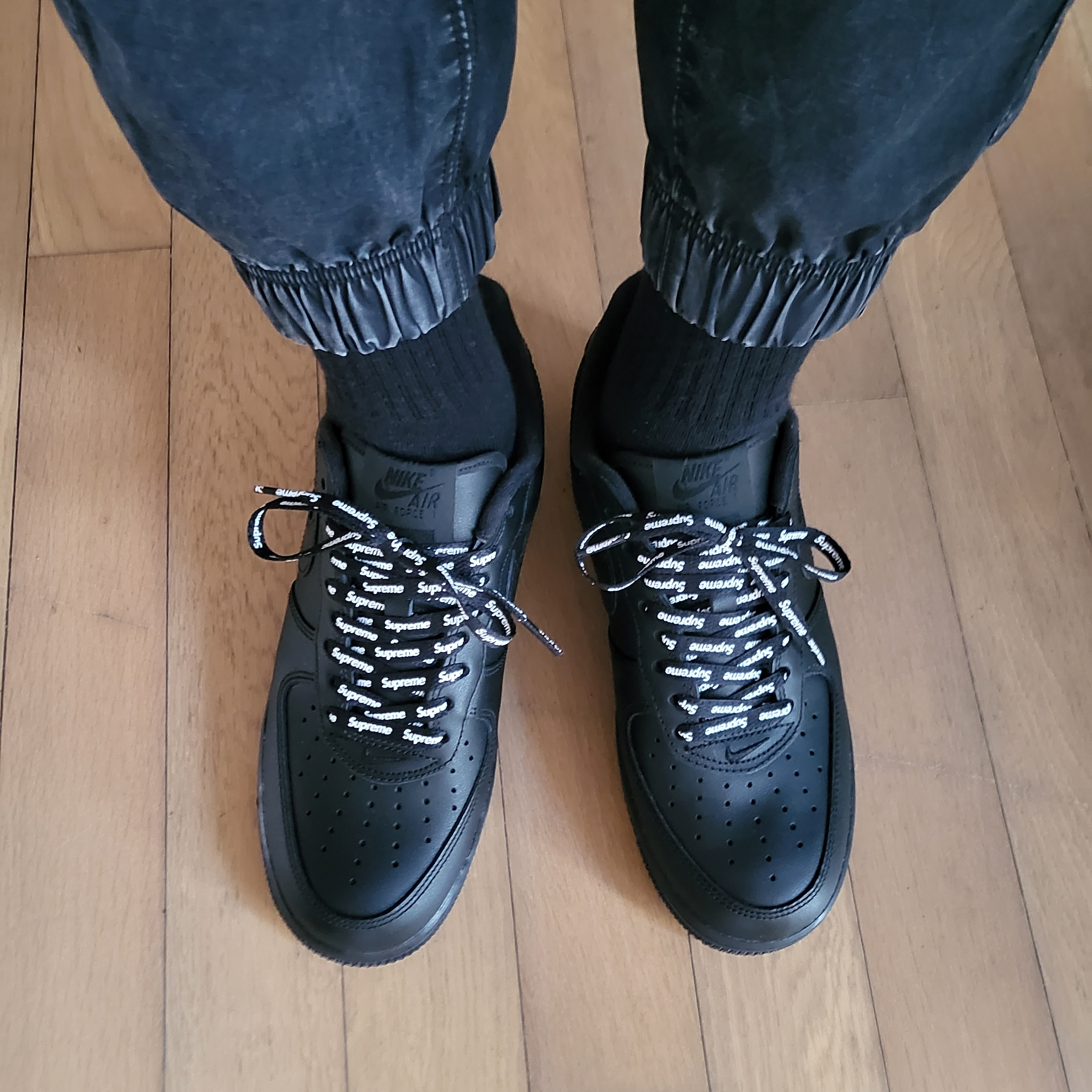 Nike x Supreme Air Force 1 Low Black 착용 스타일 - 2