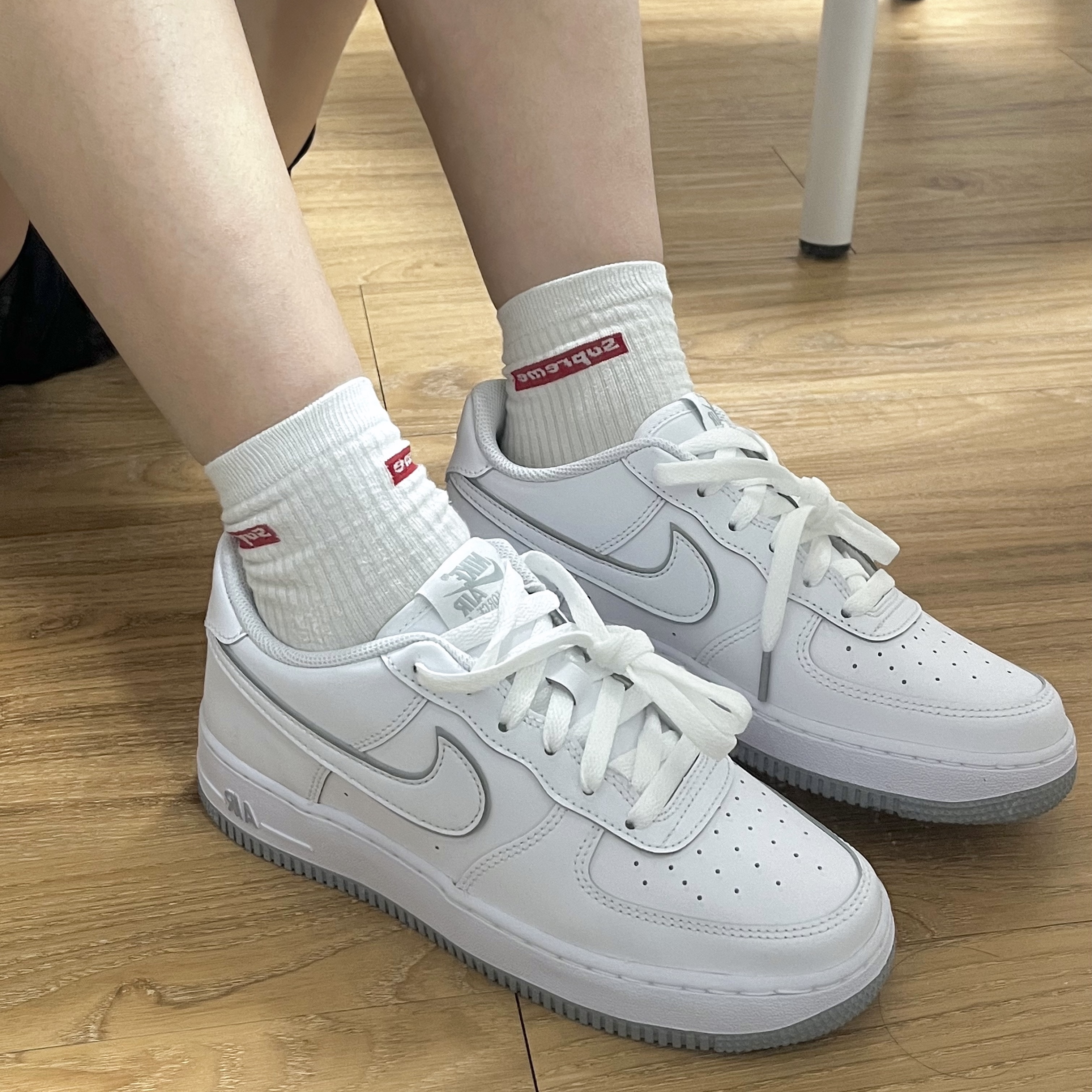 (GS) Nike Air Force 1 White Wolf Grey 착용 스타일 - 1