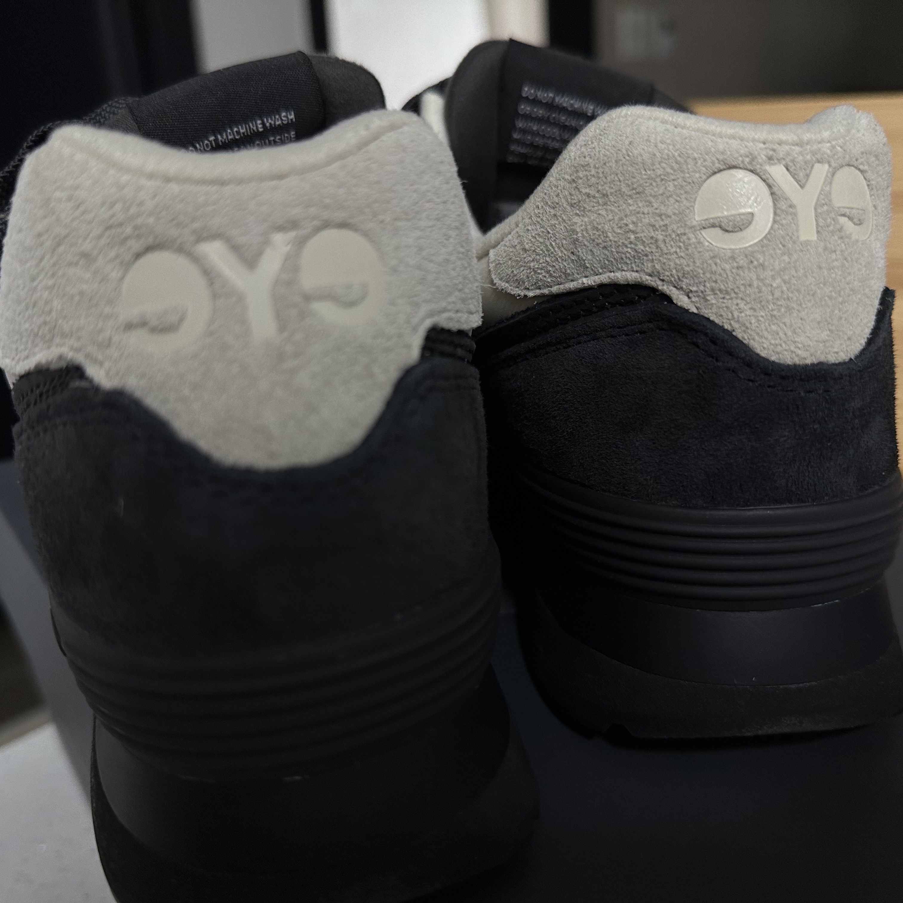 New Balance x Comme des Garcons Junya Watanabe Man 574 Suede Grey Off White 착용 스타일 - 2
