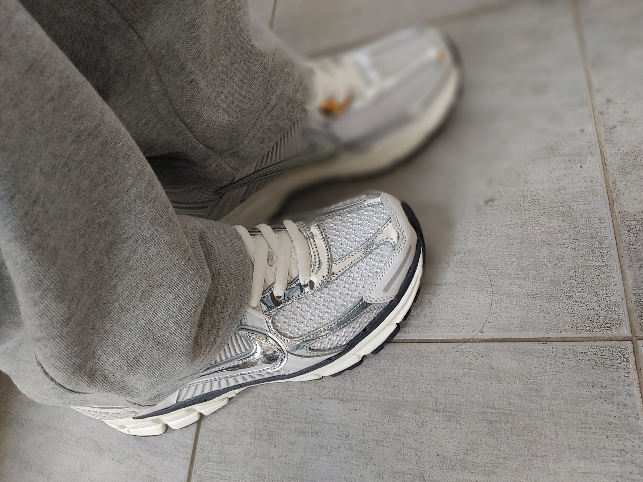 (W) Nike Zoom Vomero 5 Photon Dust and Metallic Silver 착용 스타일 - 1