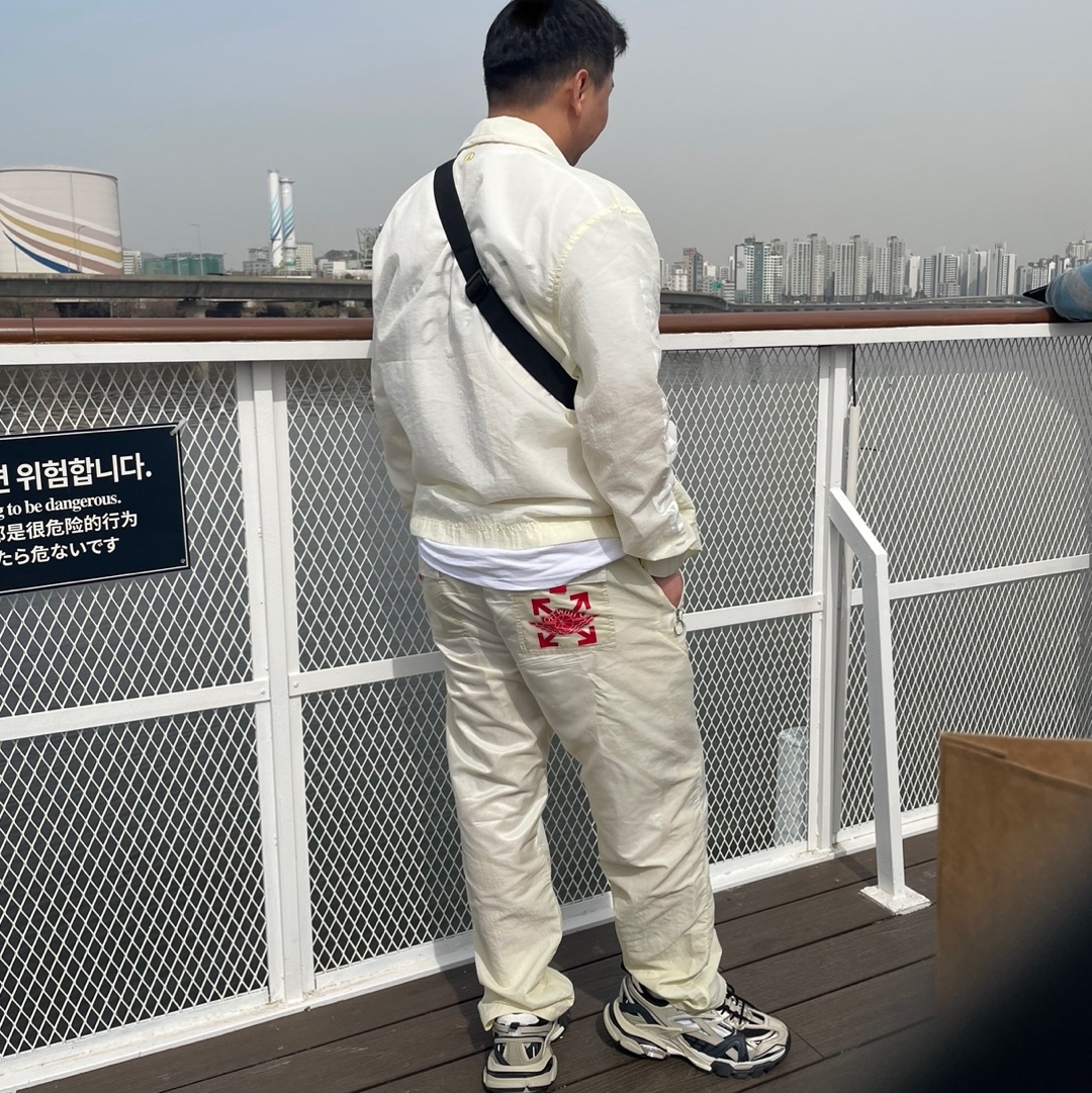 Jordan x Off-White Woven Pants Sail - Asia, Balenciaga Track.2 Sneakers Beige Black 착용 스타일 - 2