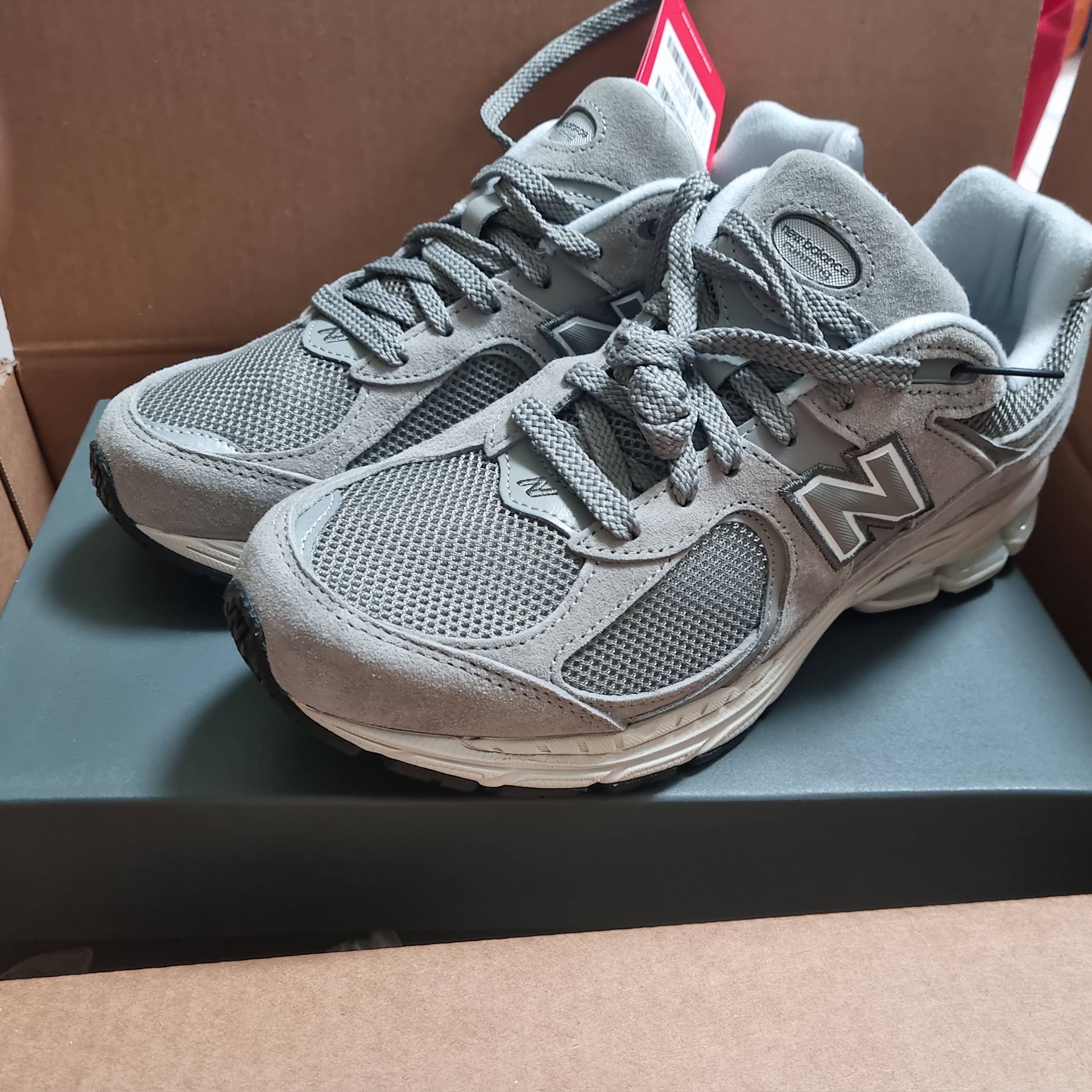 New Balance 2002R Grey 착용 스타일 - 1