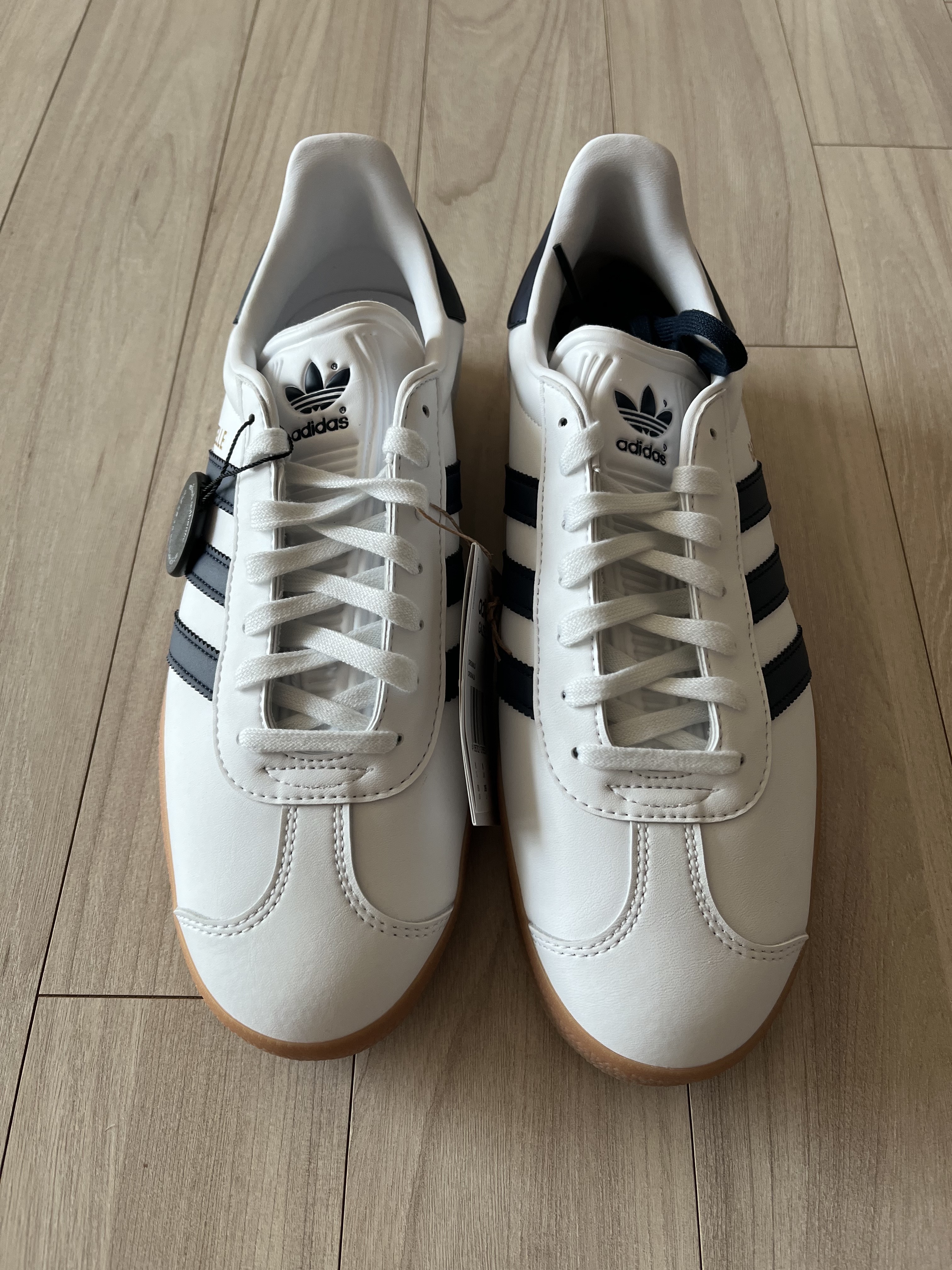 Adidas Gazelle White Collegiate Navy 착용 스타일 - 1
