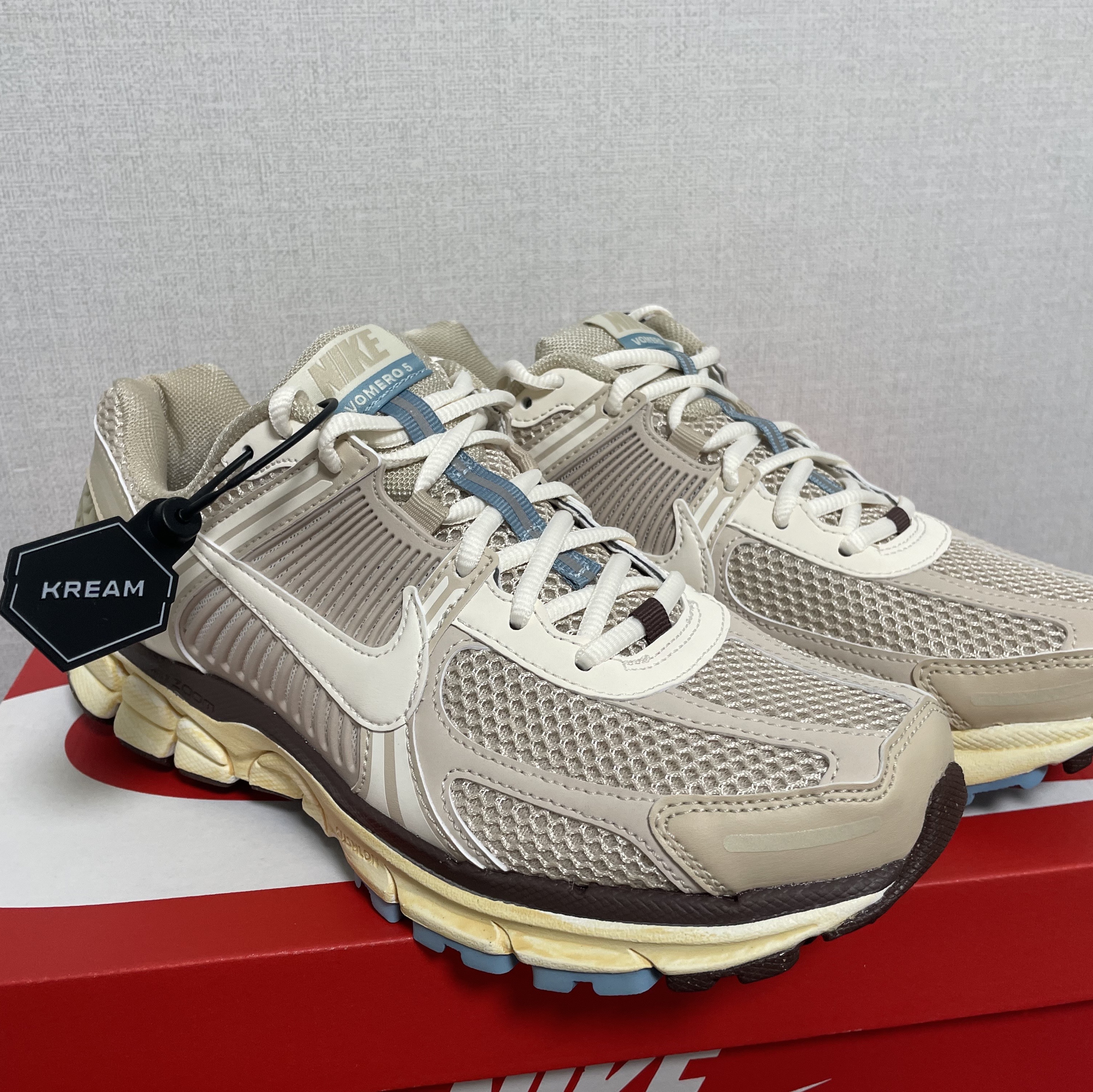 (W) Nike Zoom Vomero 5 Oatmeal 착용 스타일