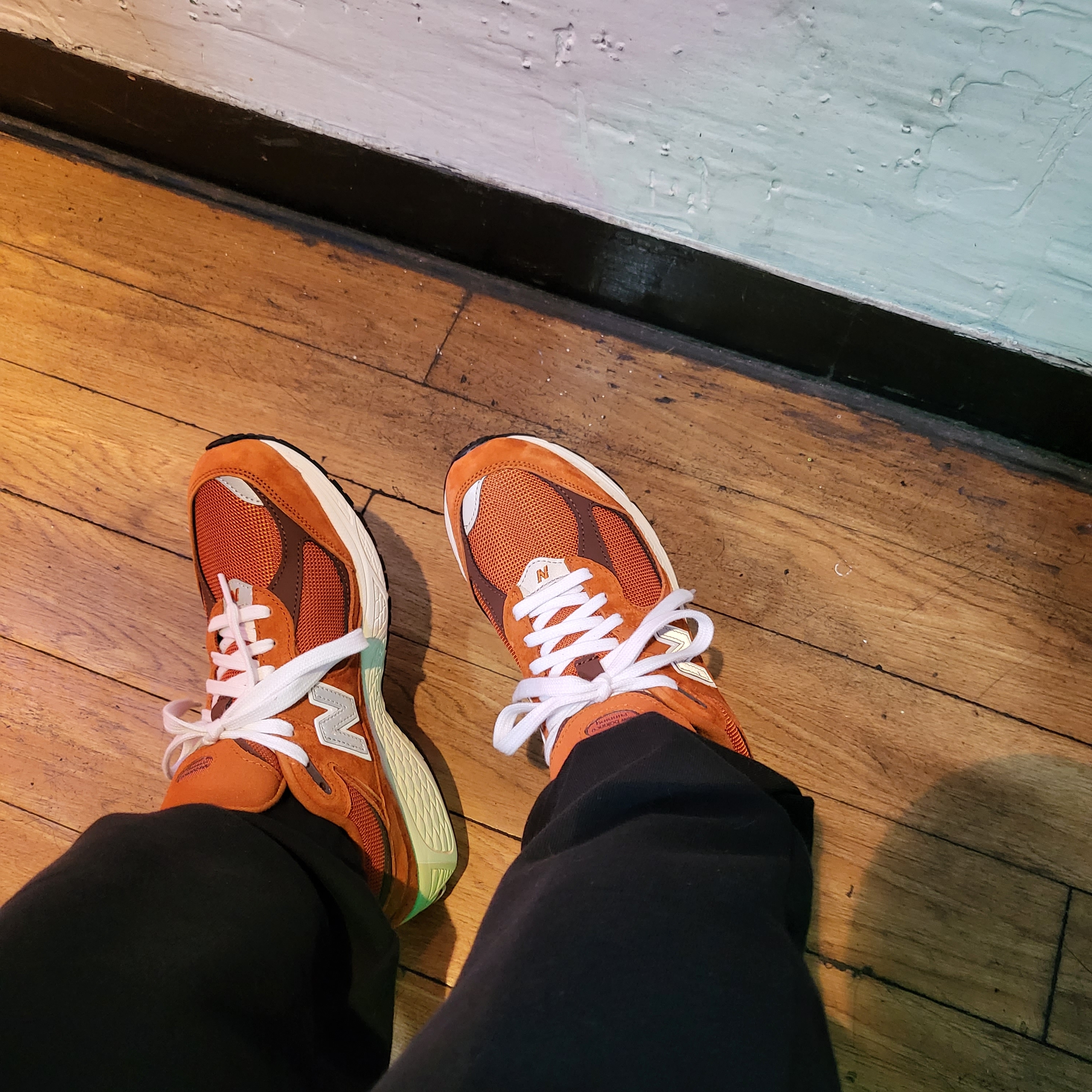 New Balance 2002R Rust Oxide 착용 스타일 - 1