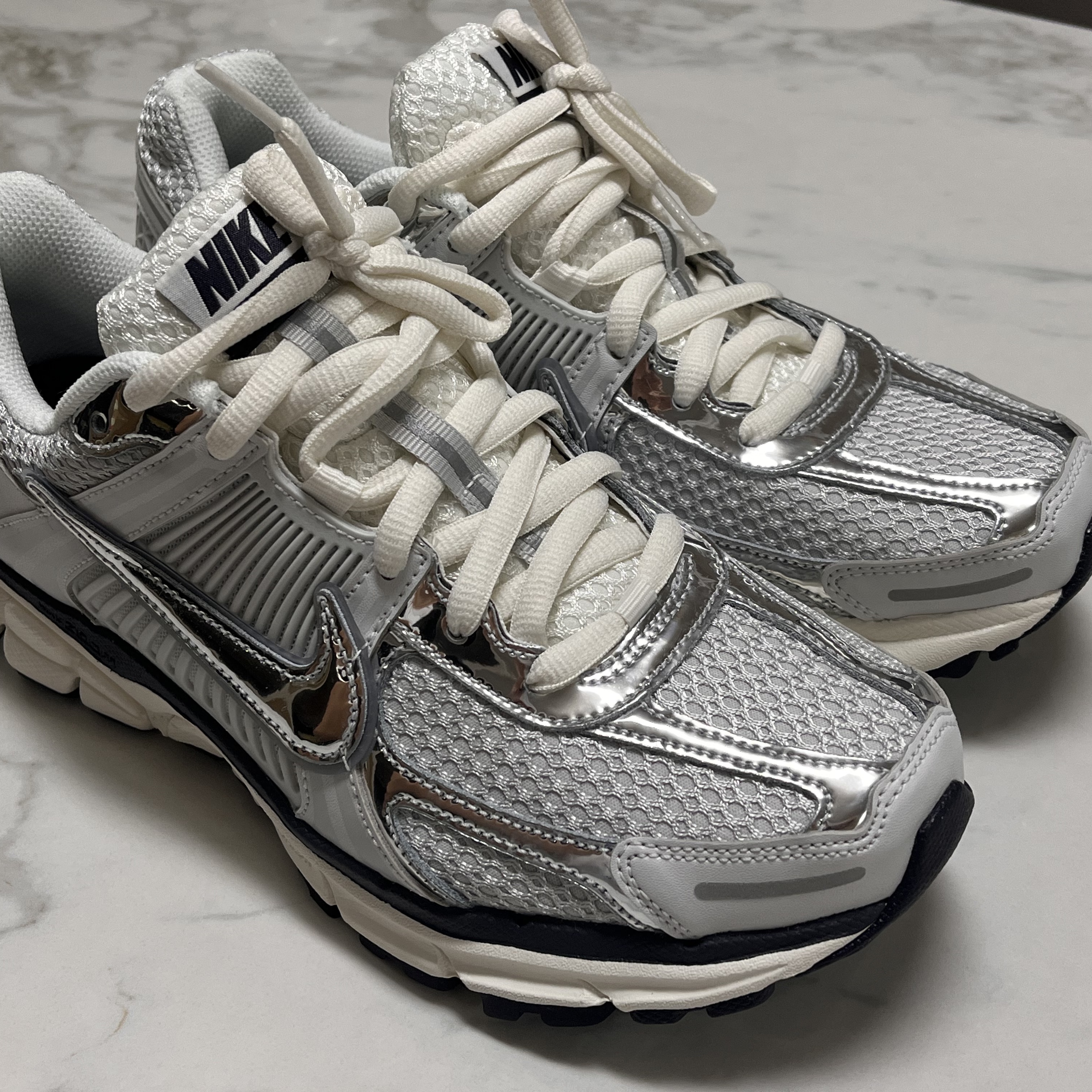 (W) Nike Zoom Vomero 5 Photon Dust and Metallic Silver 착용 스타일 - 1