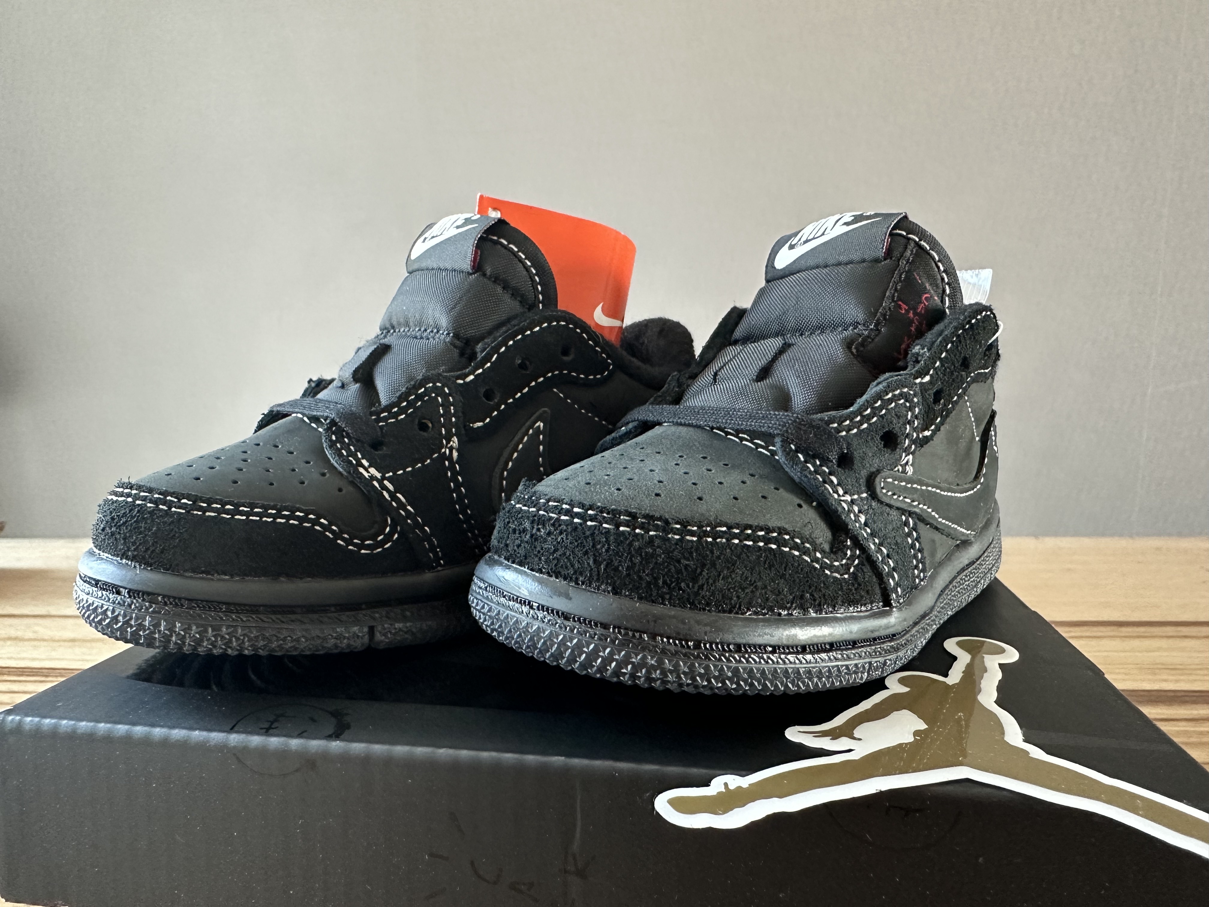 (TD) Jordan 1 x Travis Scott Retro Low OG SP Black Phantom 착용 스타일 - 1
