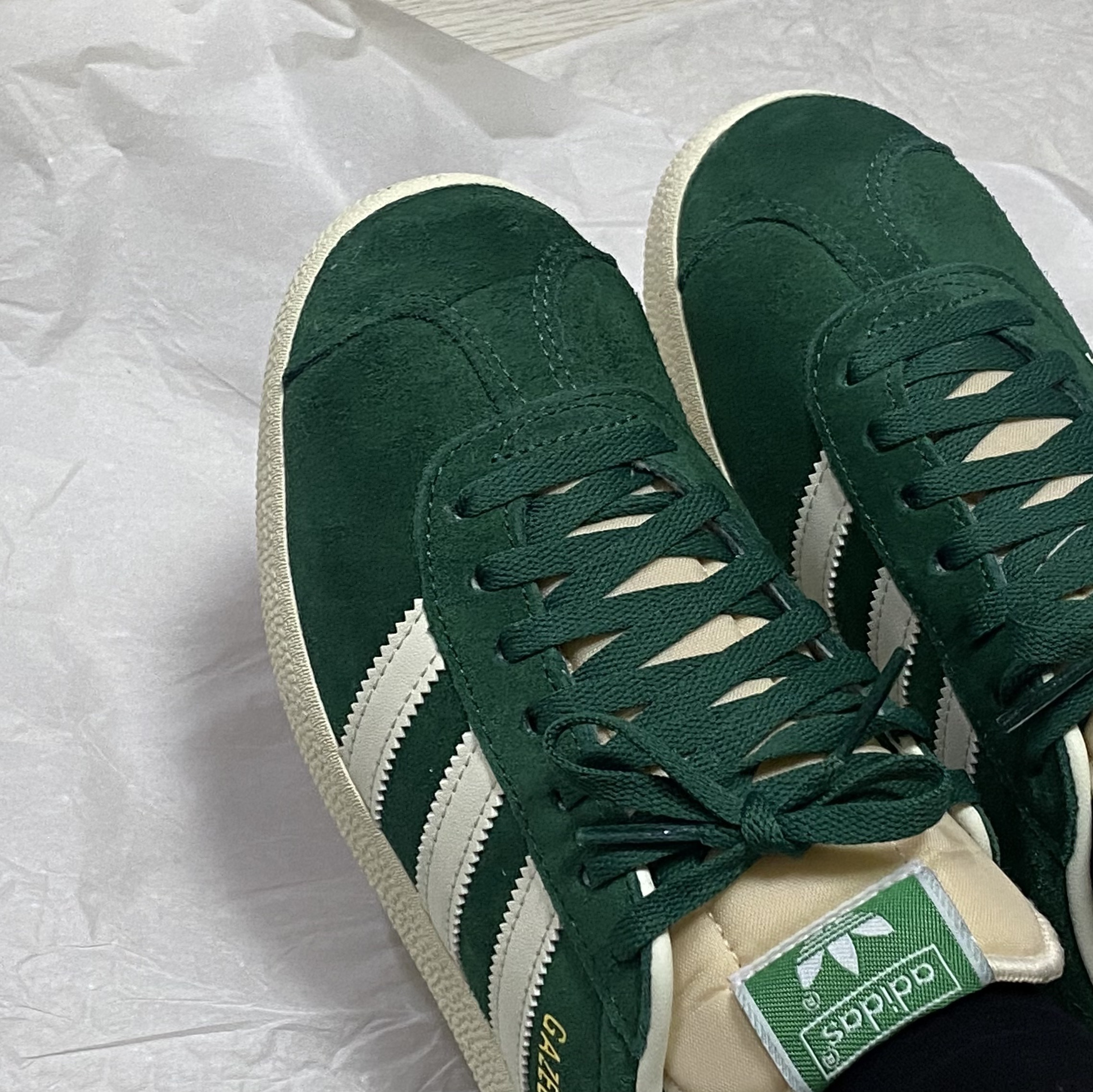 Adidas Gazelle Dark Green Cream White 착용 스타일 - 1