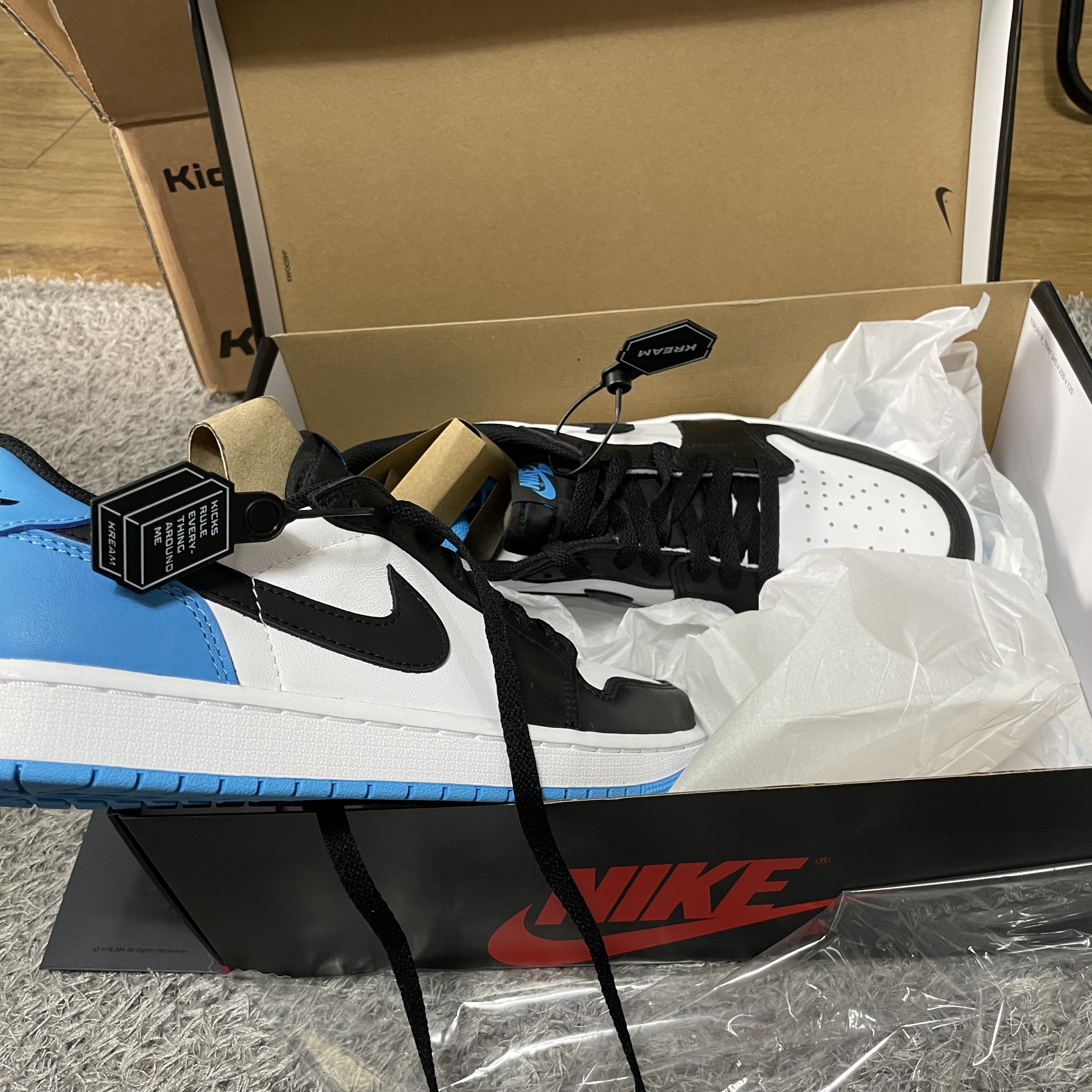 Jordan 1 Retro Low OG Black and Dark Powder Blue 착용 스타일 - 1