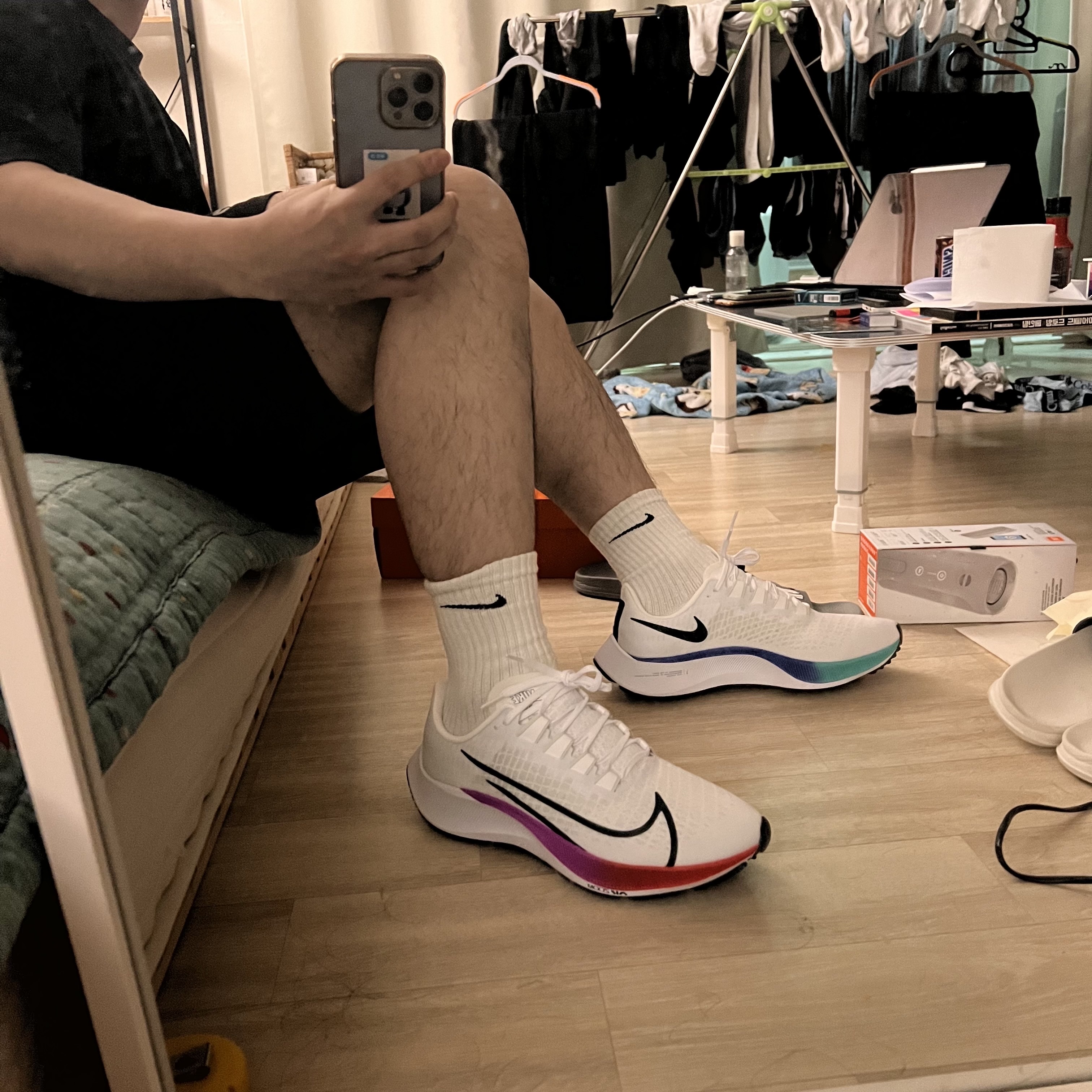 Nike Air Zoom Pegasus 37 White Hyper Violet 착용 스타일 - 1