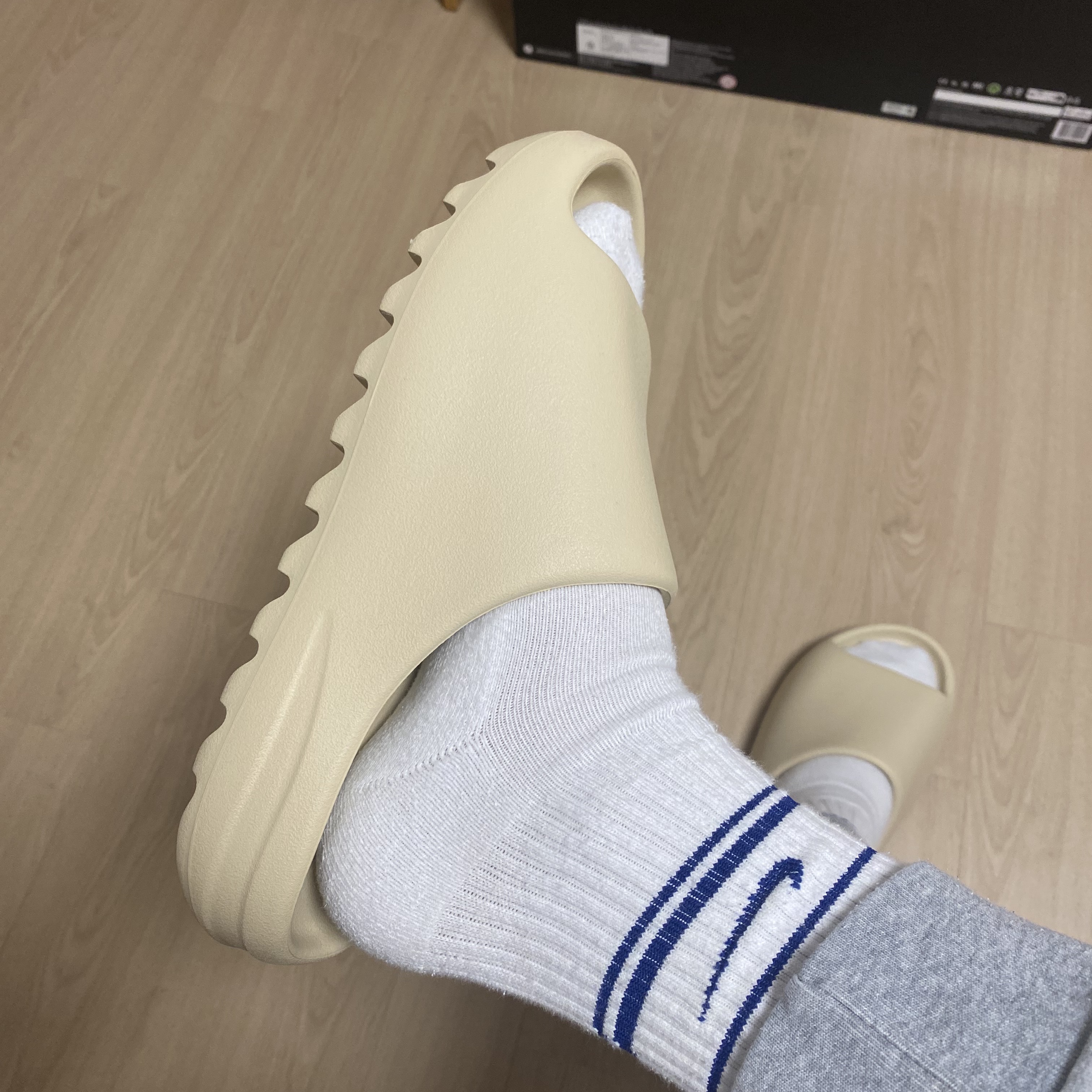 Adidas Yeezy Slide Bone 2022/2023 착용 스타일 - 3