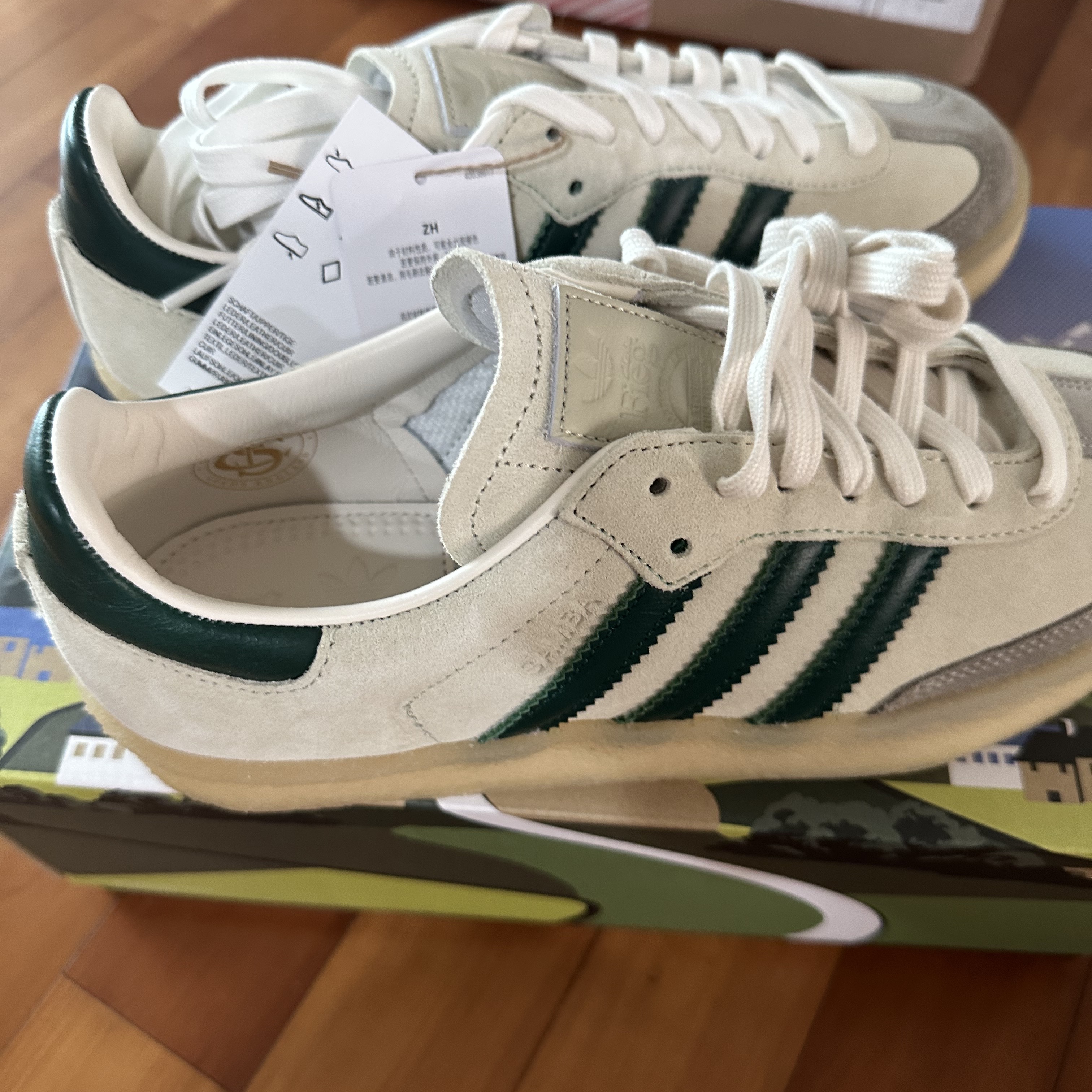 Adidas x Clarks x Ronnie Fieg 8th Street Samba Chalk White Green 착용 스타일 - 1