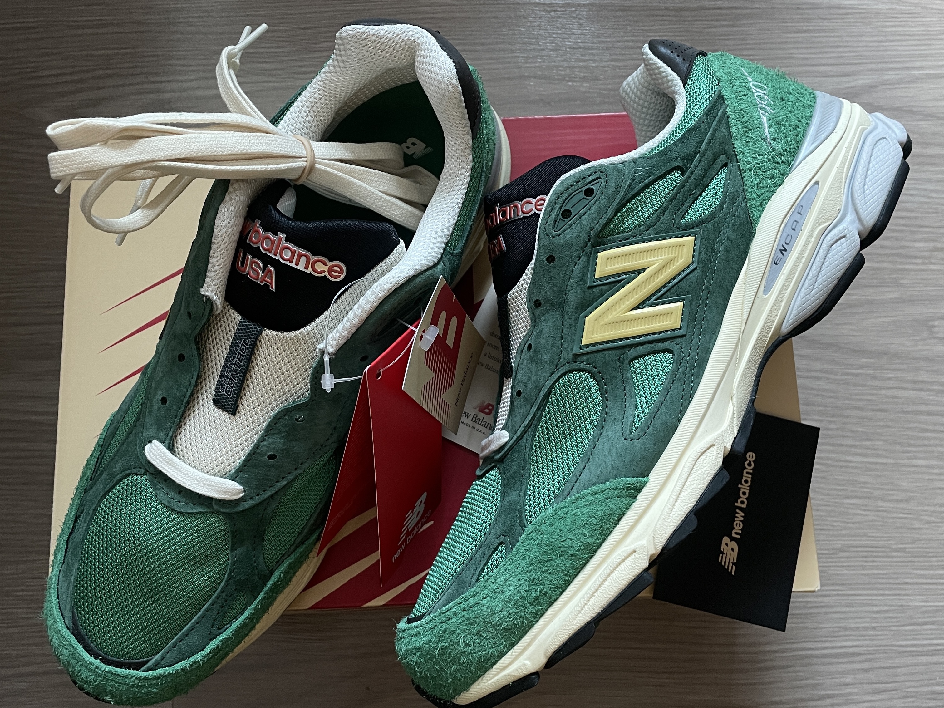 New Balance 990v3 Made in USA Kelly Green Varsity Gold 착용 스타일