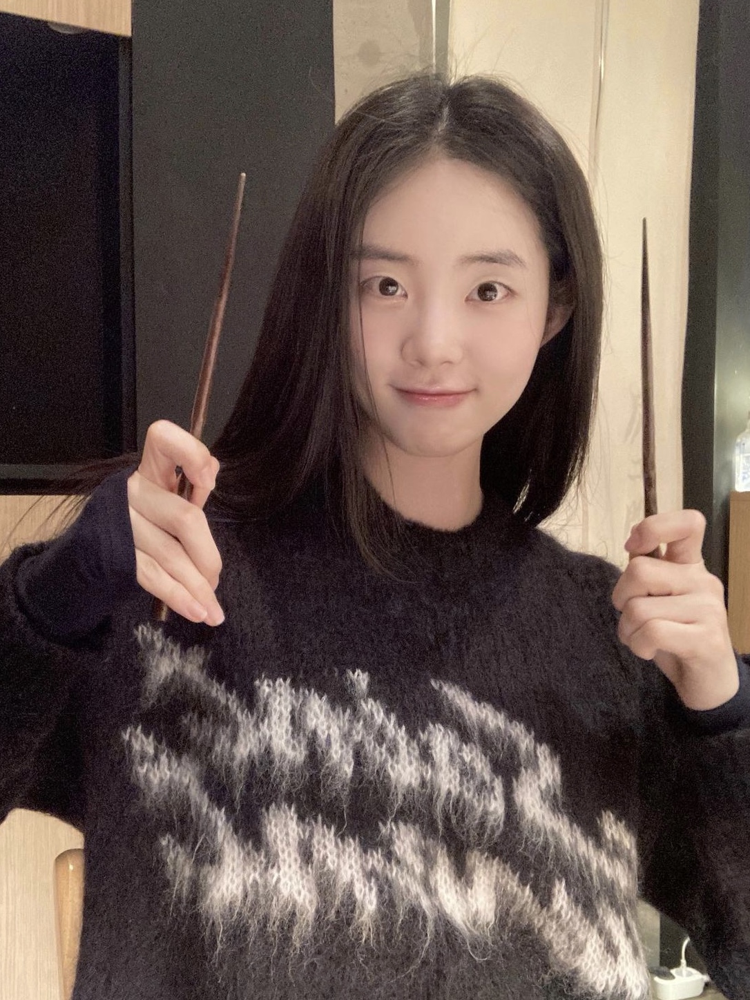 Saint Laurent 90s Saint Laurent Sweater in Mohair Noir Et Naturel 착용 스타일 - 2