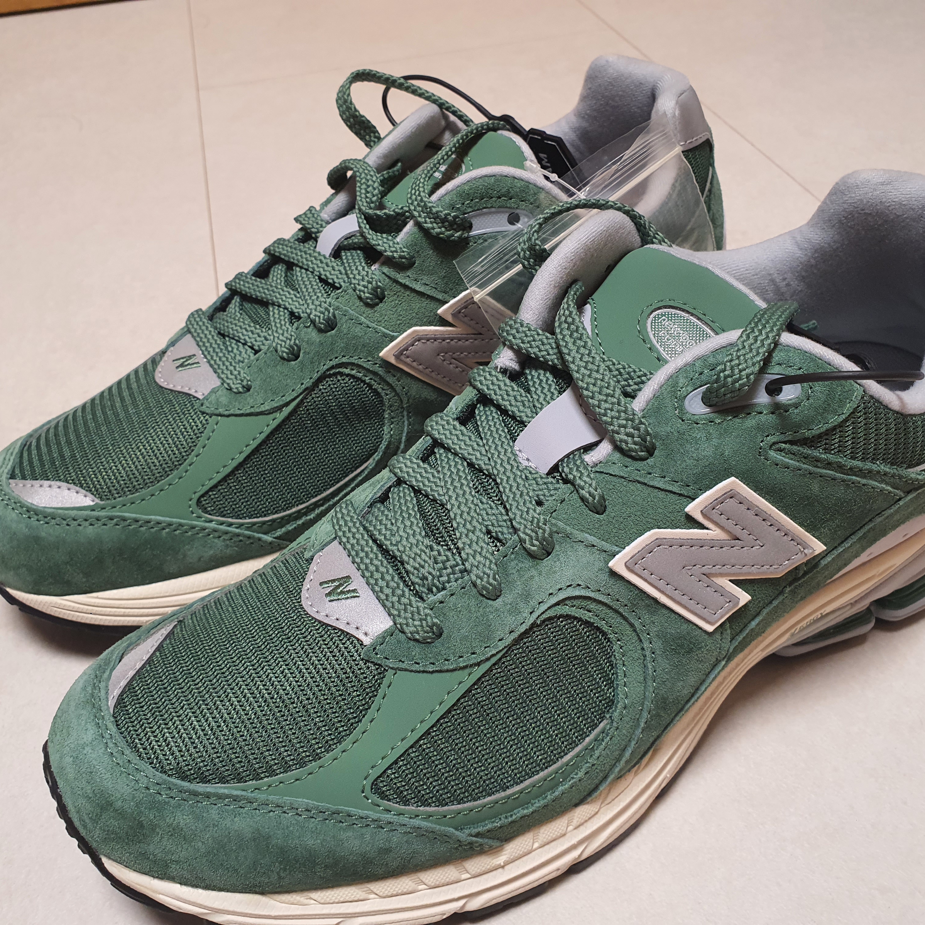 New Balance 2002R Jade Green 착용 스타일