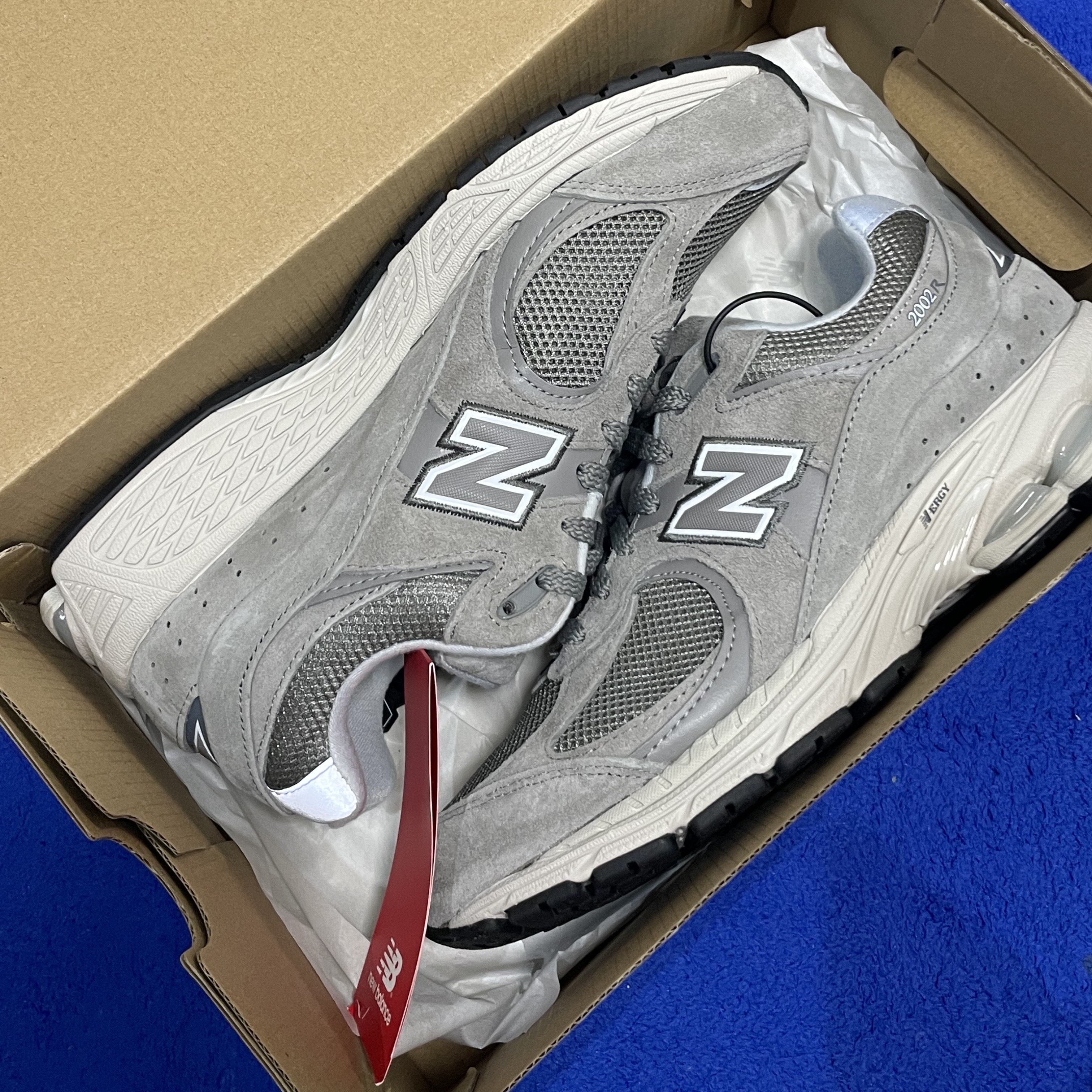 New Balance 2002R Grey 착용 스타일