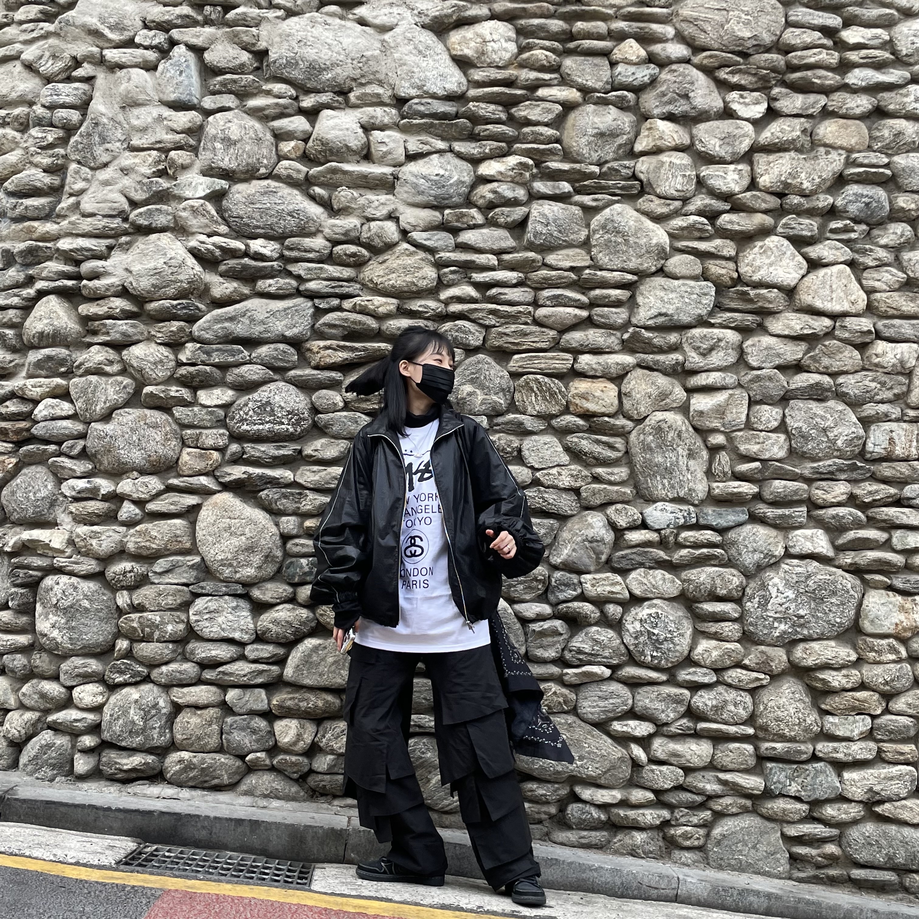 Jordan 1 x Travis Scott Retro Low OG SP Black Phantom, Stussy World Tour T-Shirt White 착용 스타일 - 1